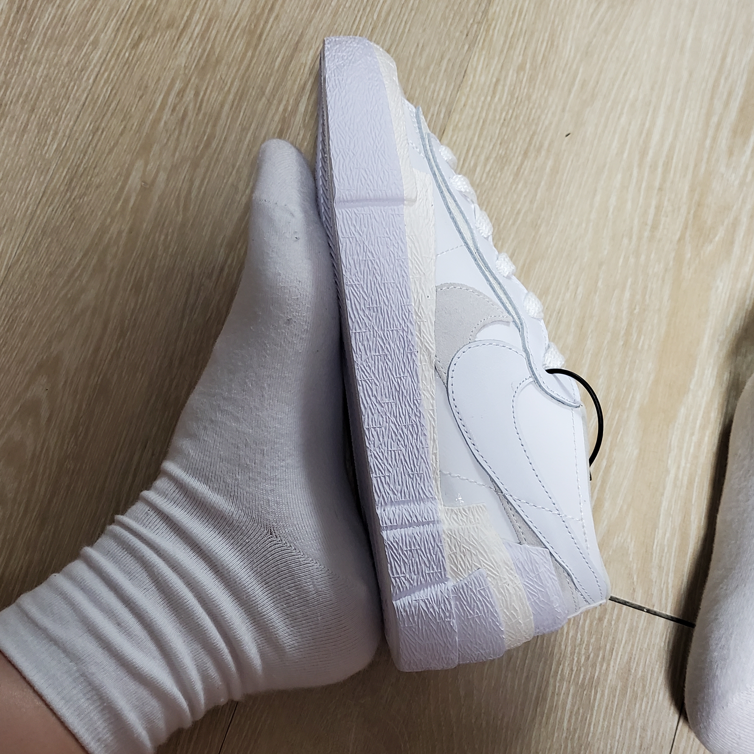 Nike x Sacai Blazer Low White Patent Leather 착용 스타일 - 1