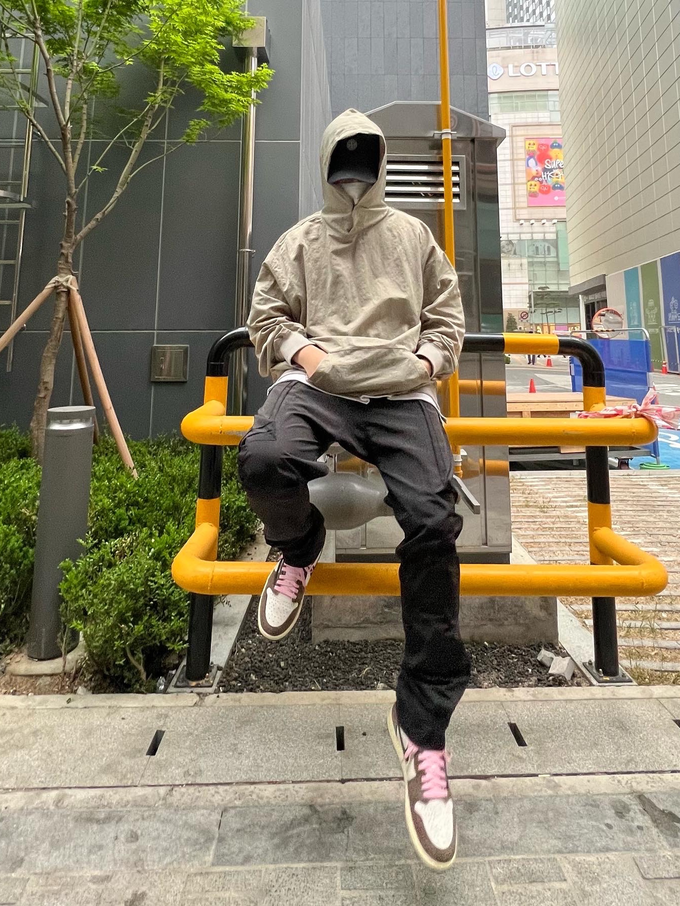 Jordan 1 x Travis Scott Retro High OG SP Mocha, Supreme x Stone Island Painted Camo Nylon 6-Panel Black - 20FW 착용 스타일 - 2