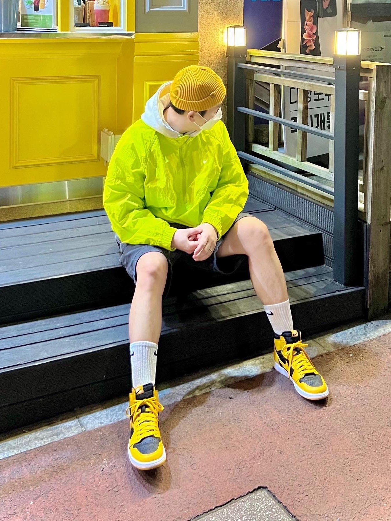 Nike x Stussy Windrunner Jacket Bright Cactus, Jordan 1 Retro High OG Pollen 착용 스타일 - 1