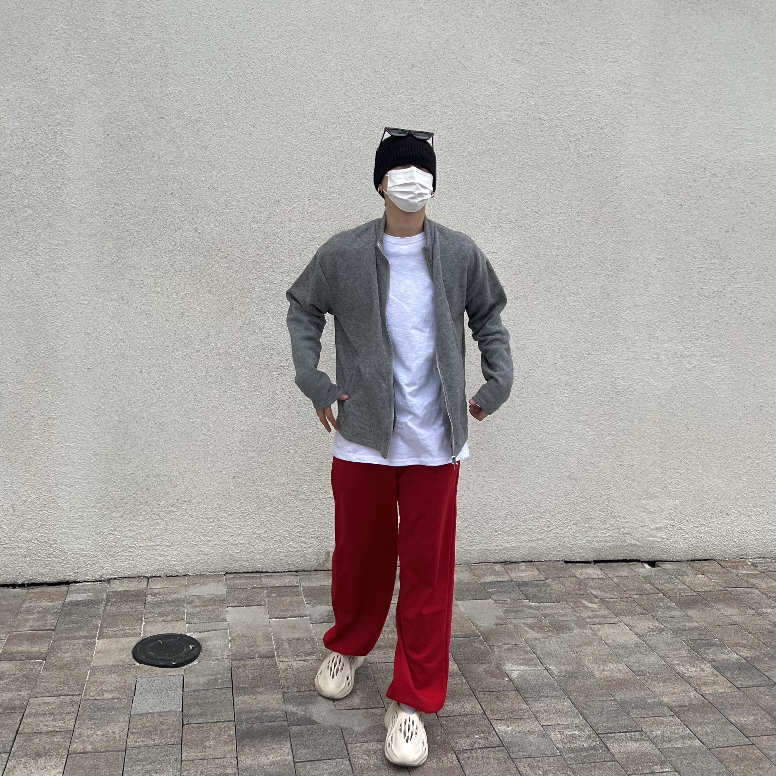 Adidas Yeezy Foam RNNR Sand 착용 스타일 - 2