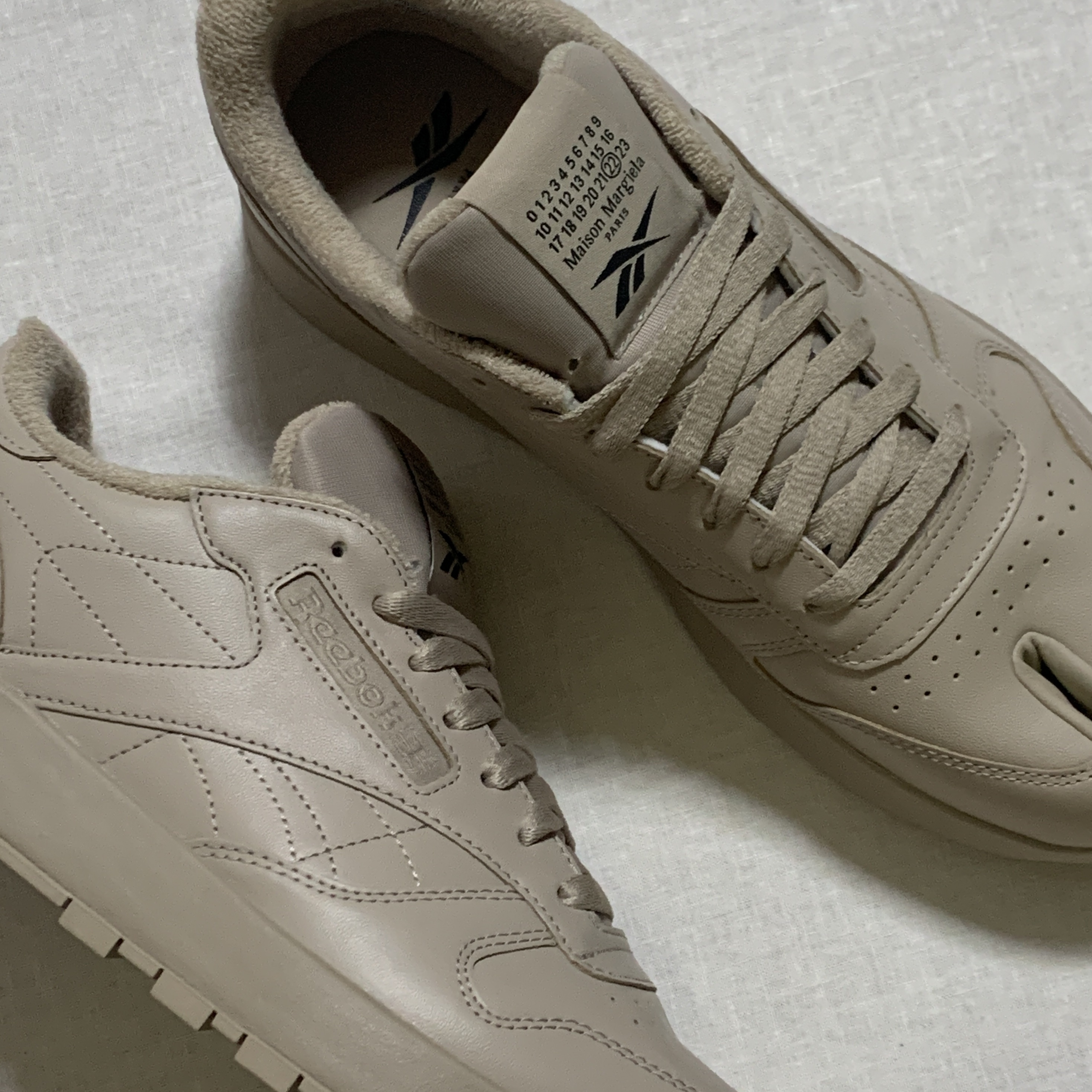 Reebok x Maison Margiela Classic Leather Tabi Shoes Beige 착용 스타일 - 1