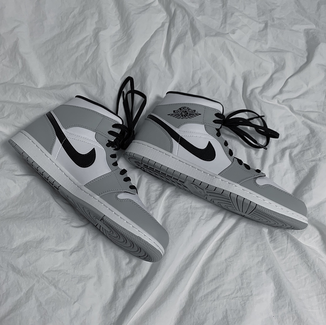 Jordan 1 Mid Light Smoke Grey 착용 스타일 - 2