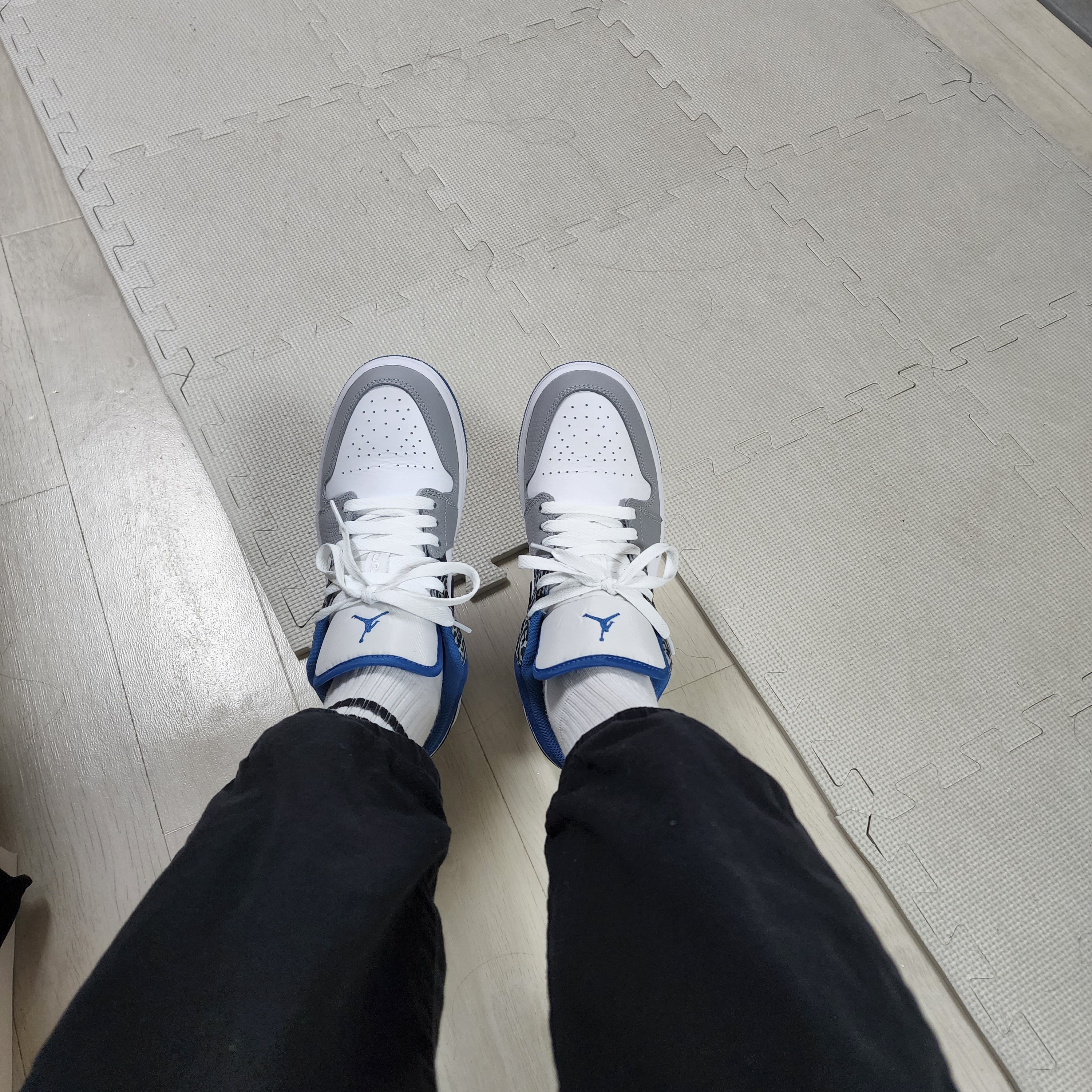 Jordan 1 Low SE White Cement Grey Blue 착용 스타일 - 2