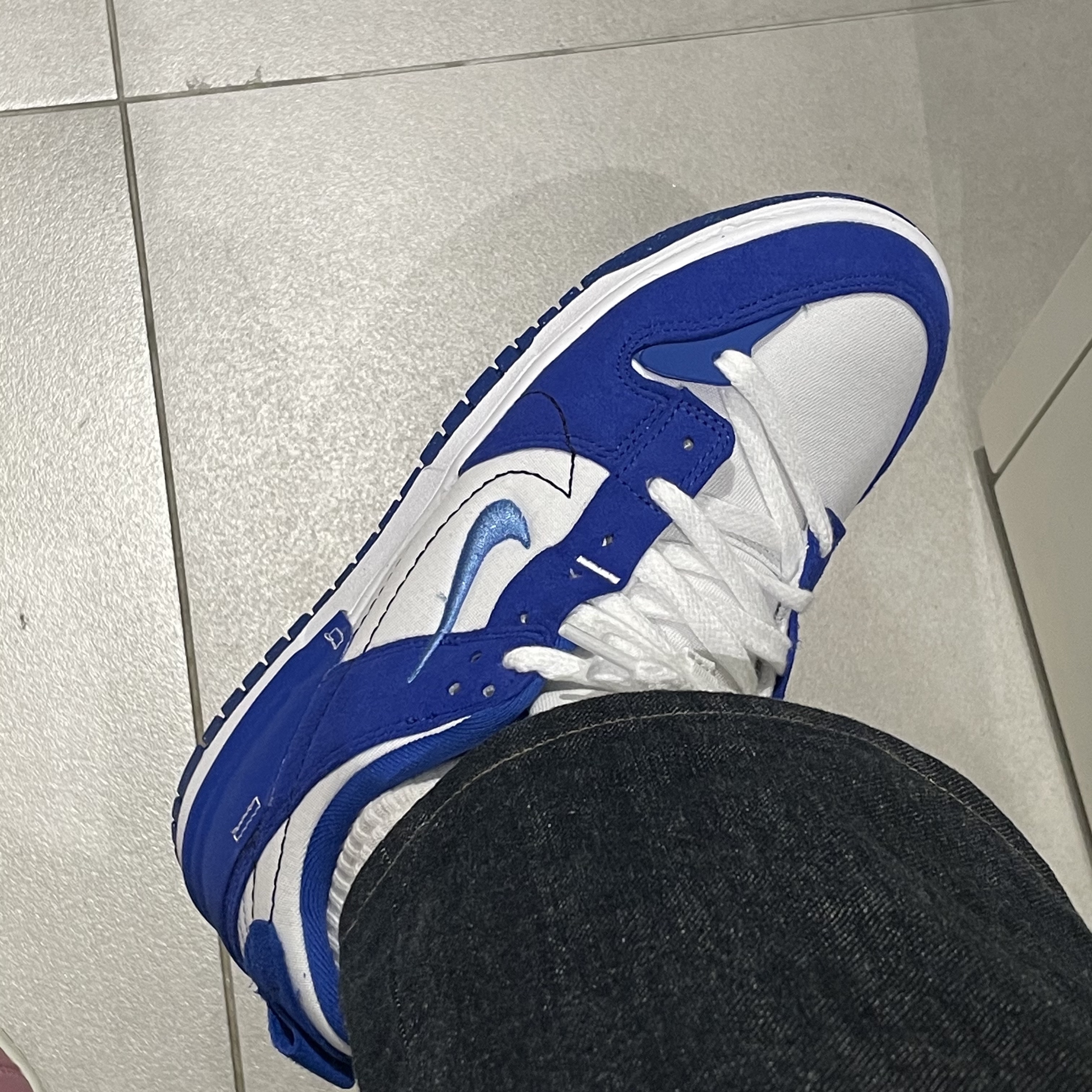 (W) Nike Dunk Low Disrupt 2 White and University Blue 착용 스타일 - 1