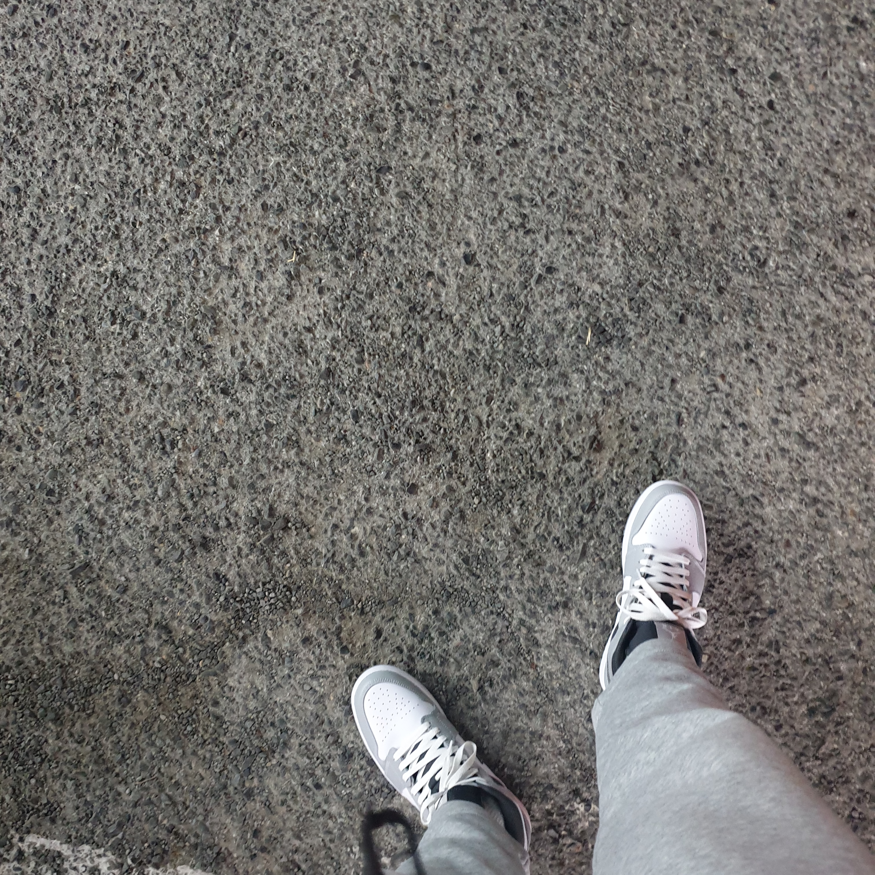 Jordan 1 Mid Light Smoke Grey Anthracite 착용 스타일 - 3