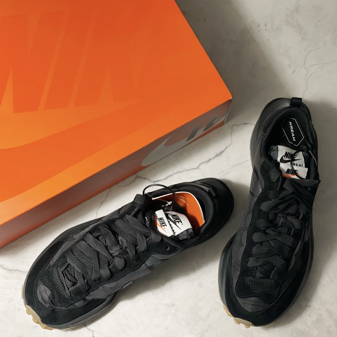 Nike x Sacai VaporWaffle Black and Gum 착용 스타일 - 2