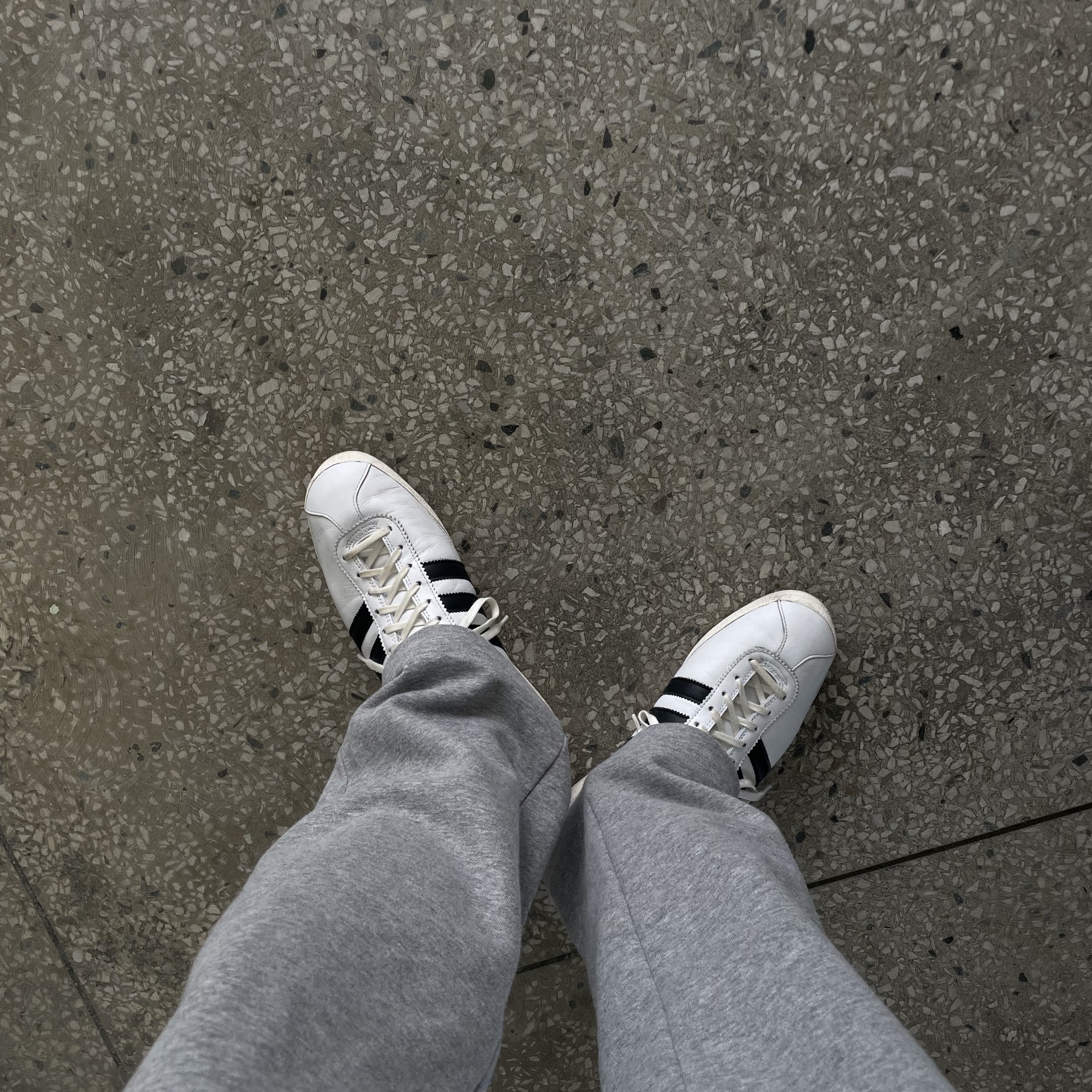 Adidas Gazelle Vintage White Black 착용 스타일