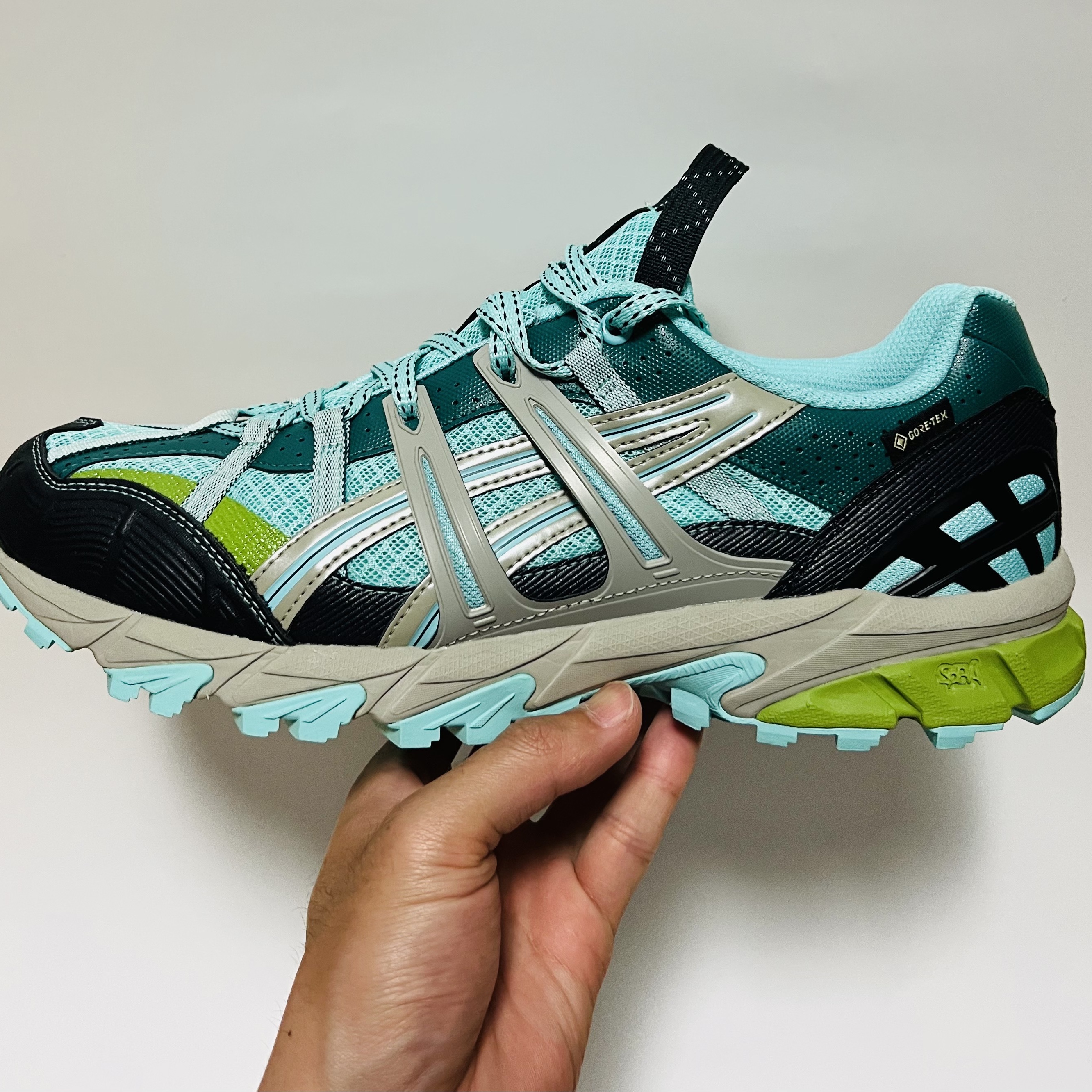 Asics HS4-S Gel-Sonoma 15-50 Gore-Tex Aruba Blue Graphite 착용 스타일
