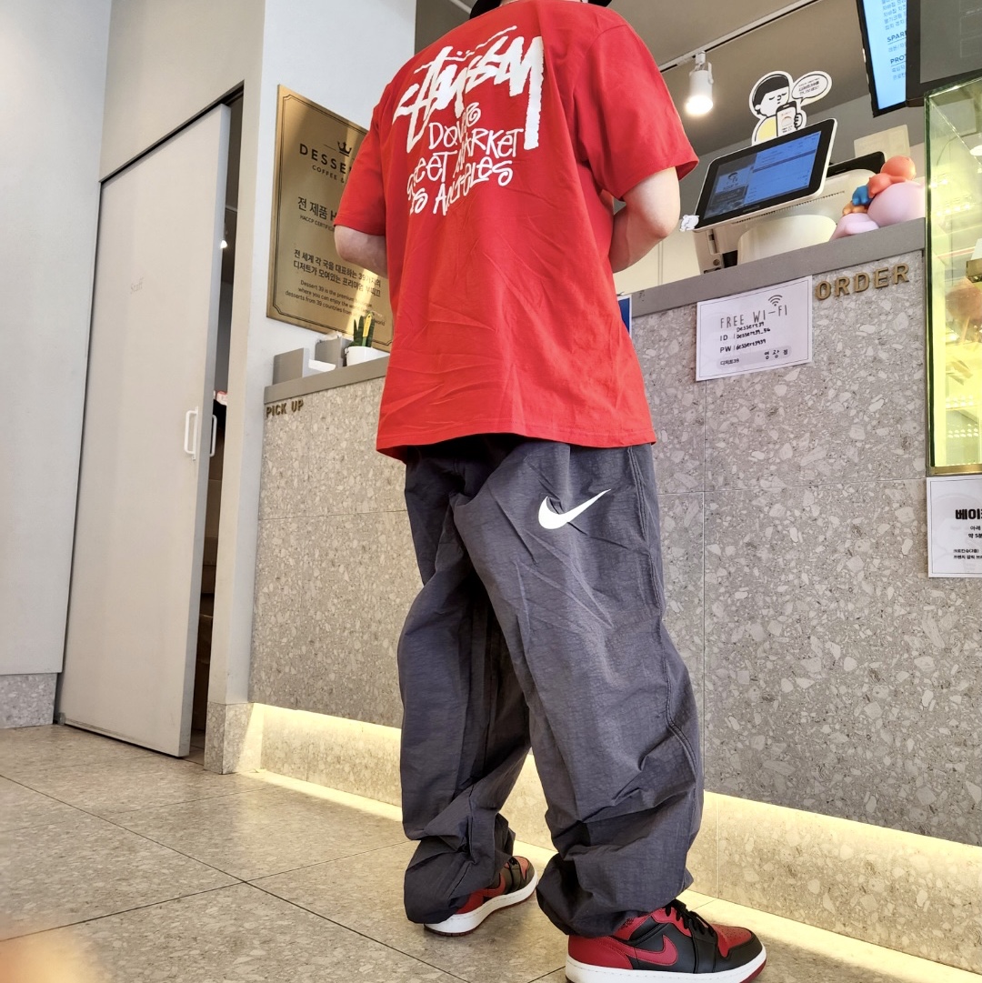 Stussy Stock DSM Los Angeles T-Shirt Red, Nike x Stussy Beach Pants Off Noir 착용 스타일 - 2