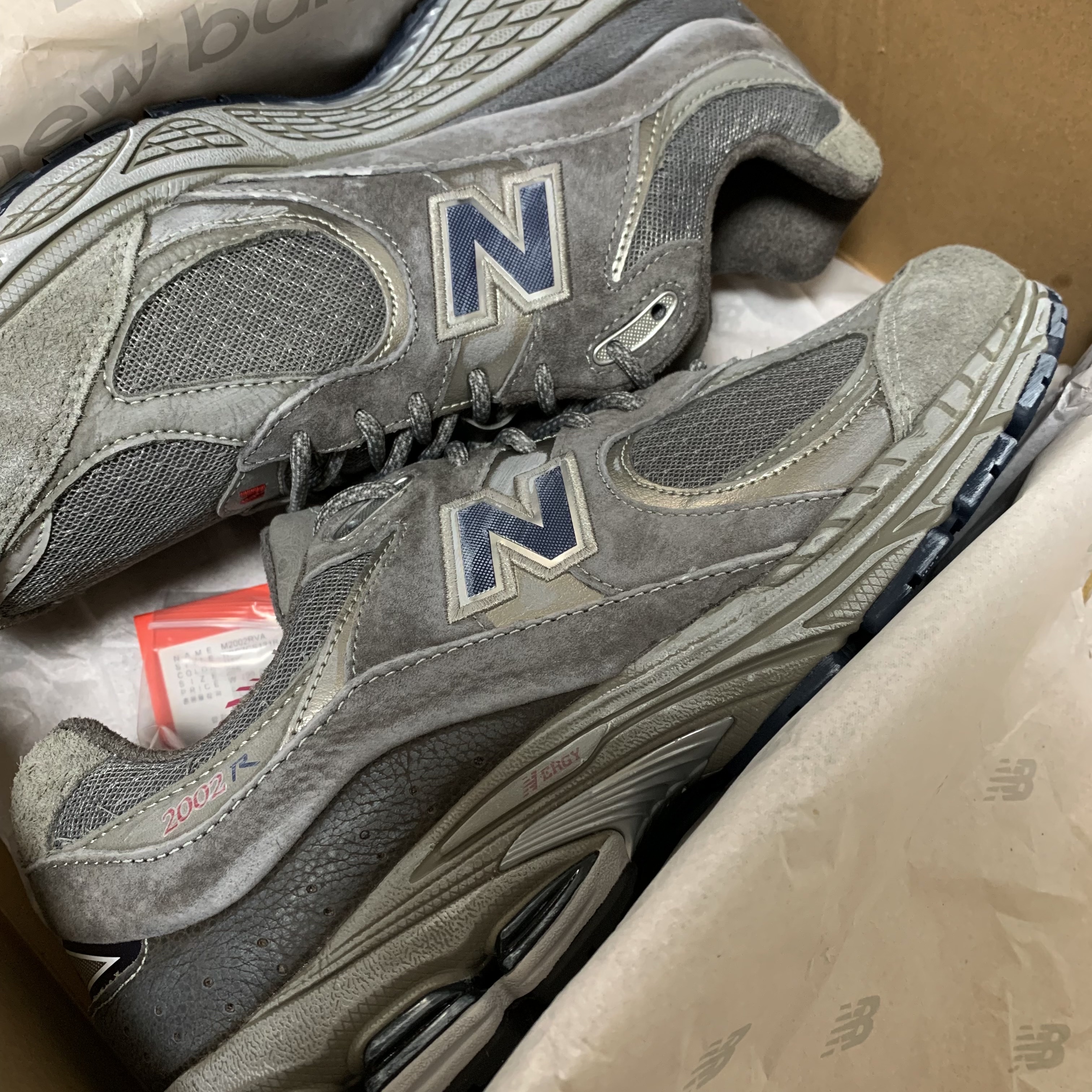 New Balance 2002R Premium Vintage Grey 착용 스타일
