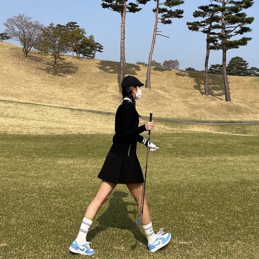 Jordan 1 Low Golf White and University Blue 착용 스타일 - 3