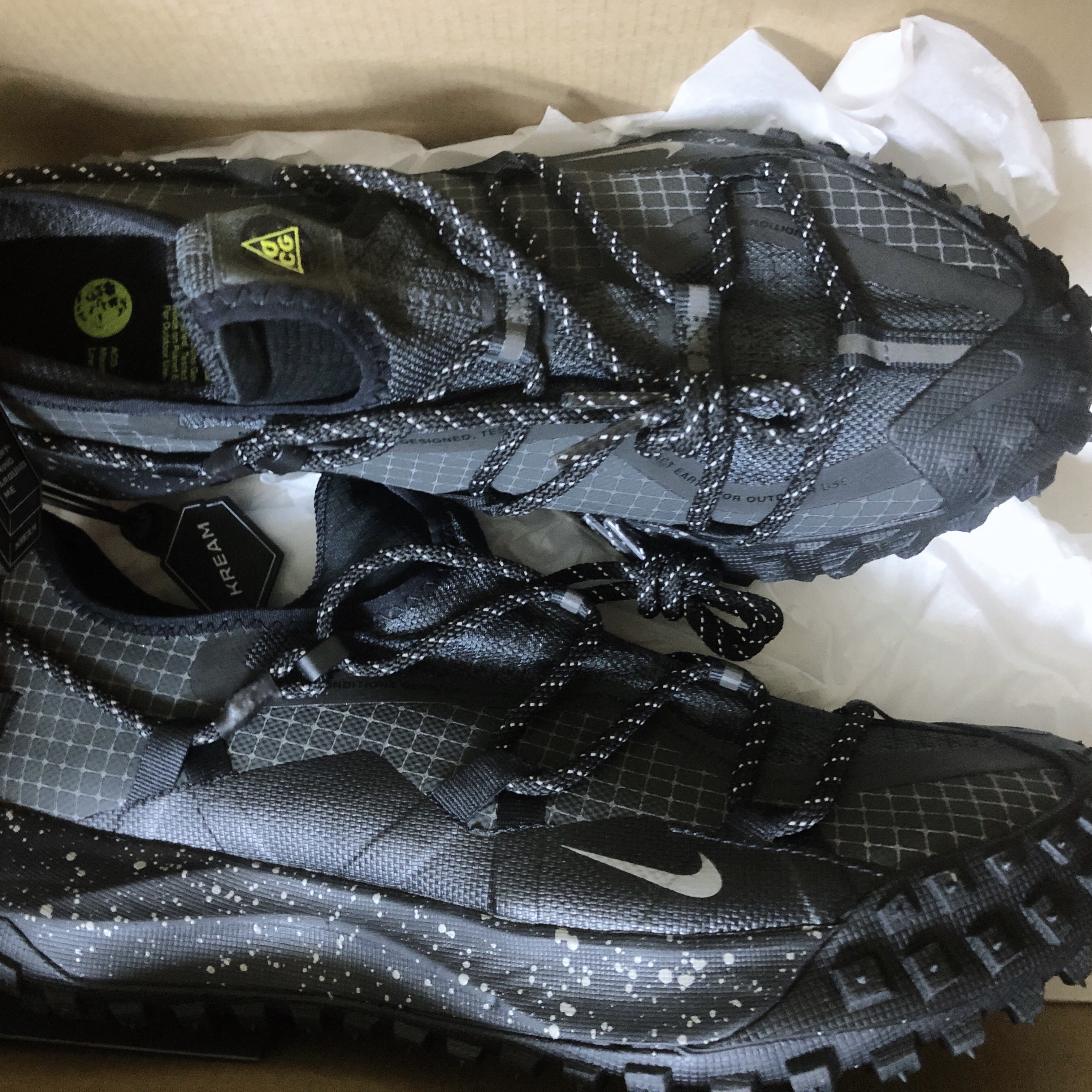 Nike ACG Mountain Fly Low Gore-Tex SE Dark Smoke Grey 착용 스타일 - 1