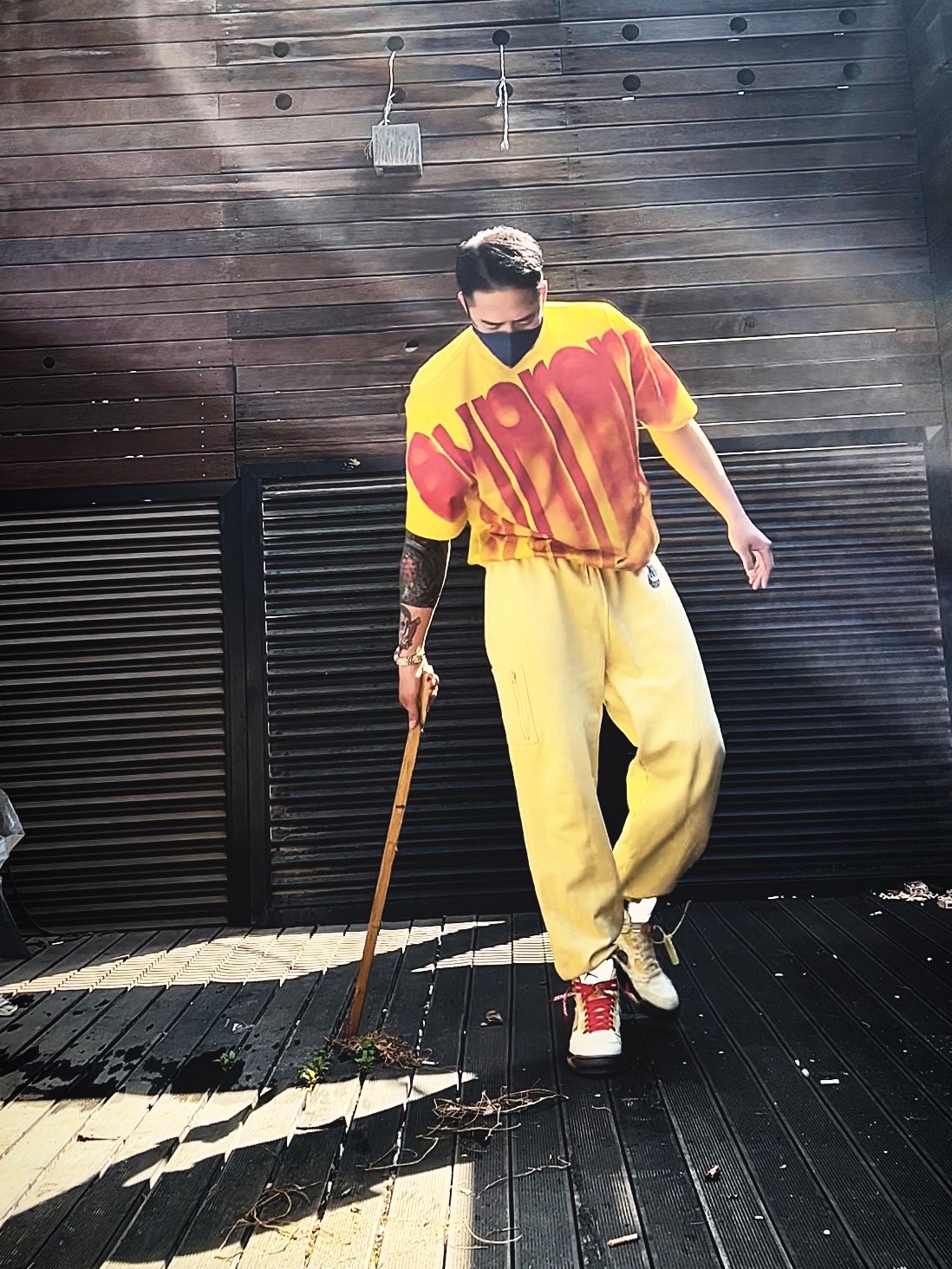 Supreme Bleed Logo S/S Top White - 20FW, Supreme x Nike Cargo Sweatpants Pale Yellow - 21SS 착용 스타일 - 4