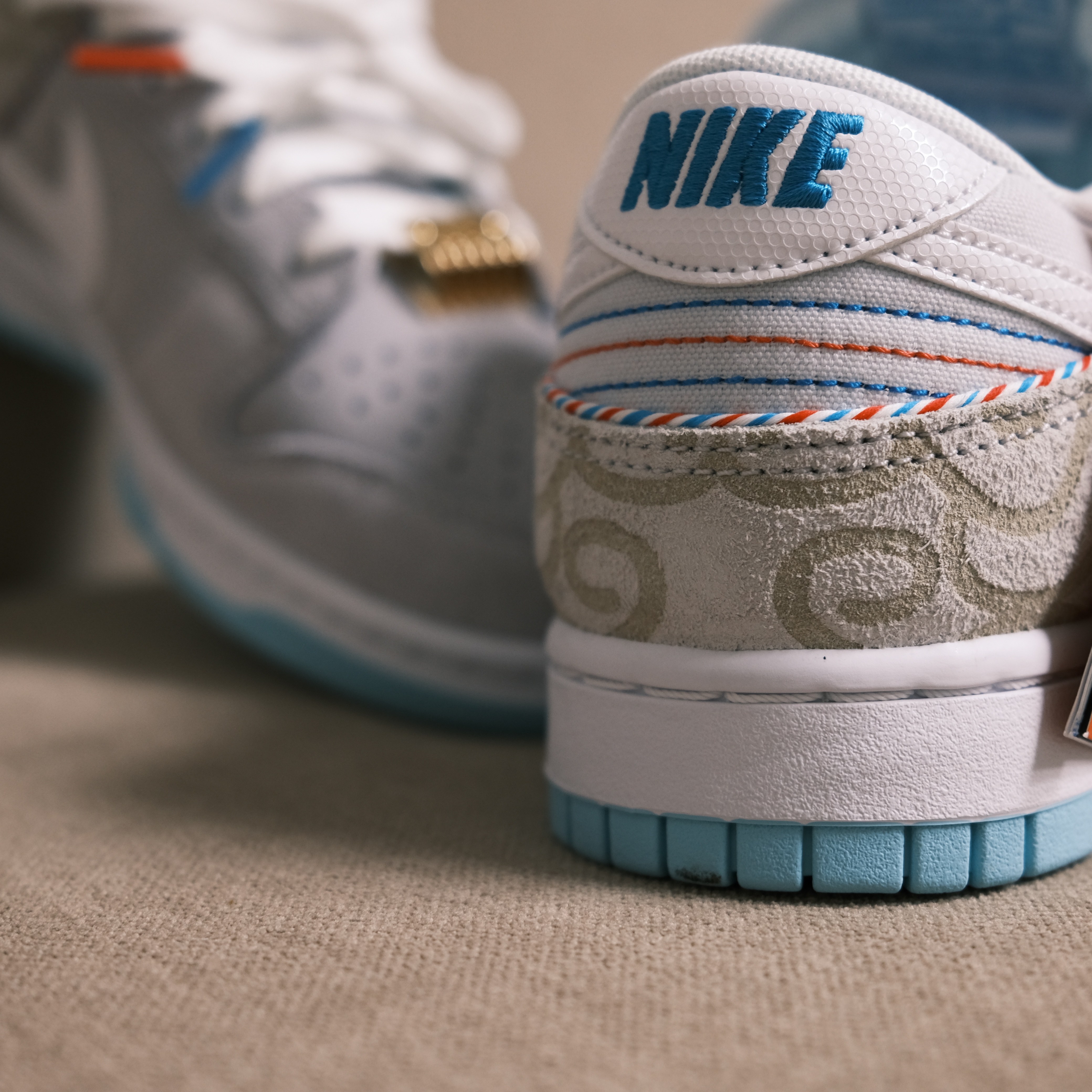 Nike Dunk Low Retro SE Barber Shop Grey 착용 스타일 - 3