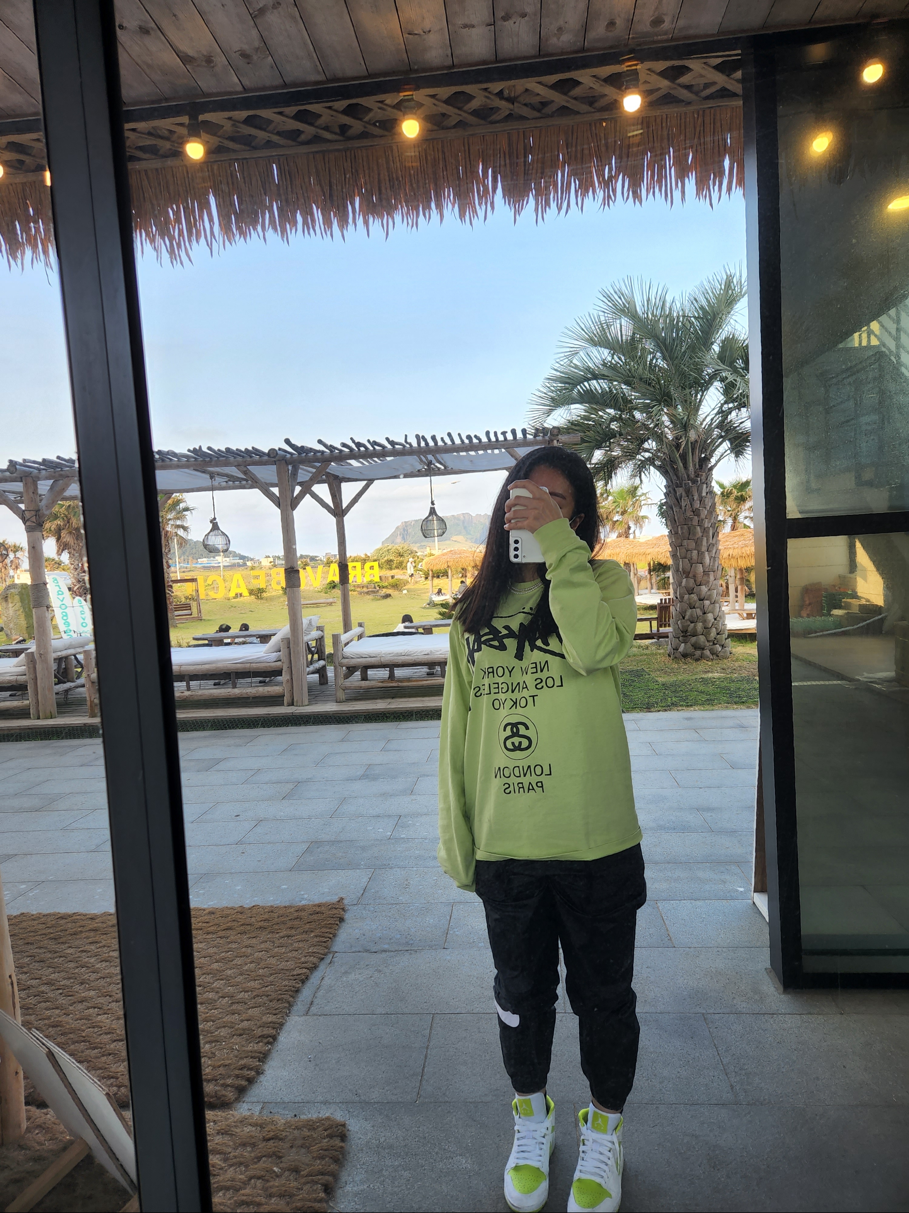 (W) Jordan 1 Mid White Atomic Green, Stussy World Tour LS T-Shirt Tea 2021 착용 스타일
