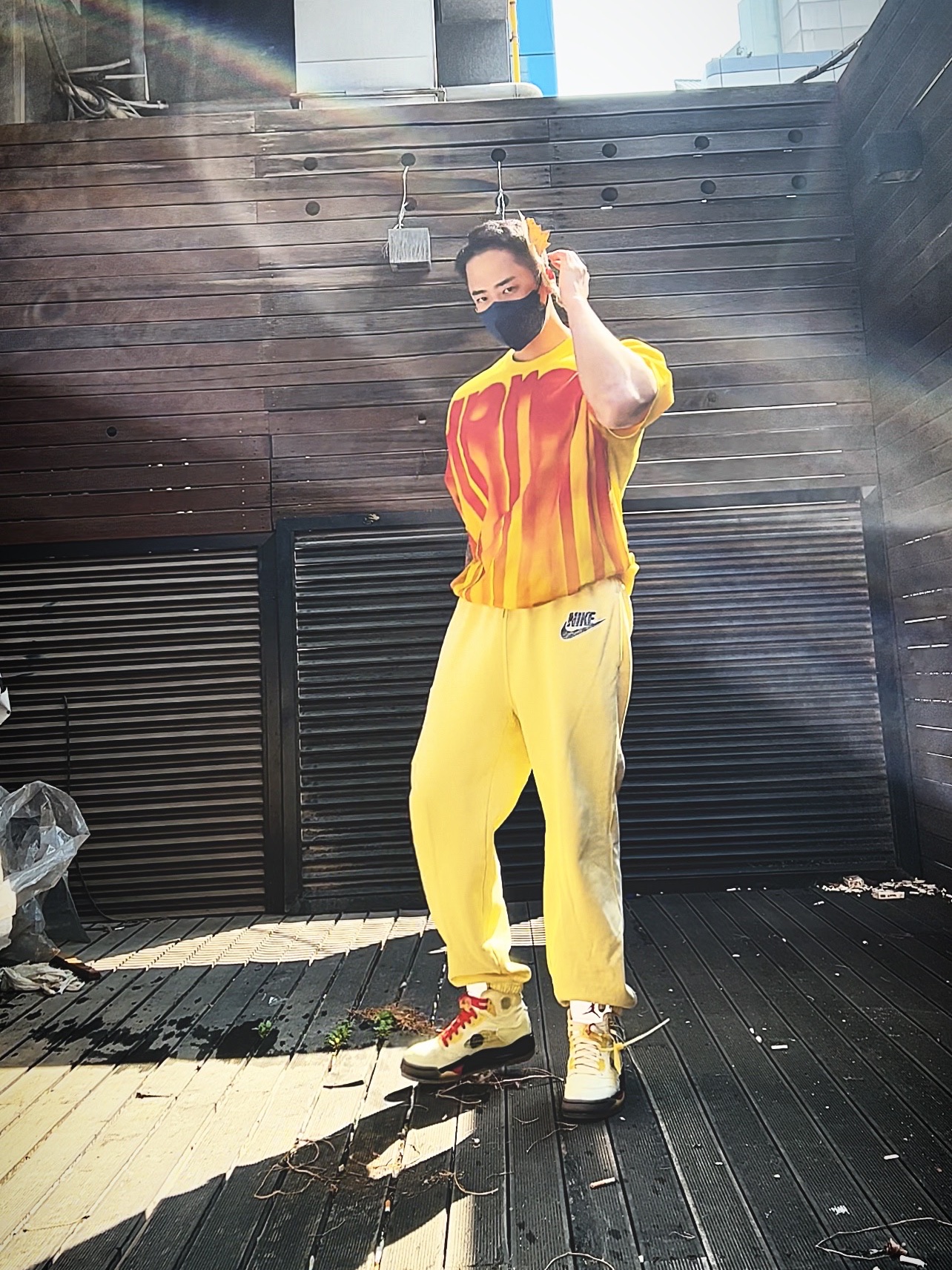 Supreme Bleed Logo S/S Top White - 20FW, Supreme x Nike Cargo Sweatpants Pale Yellow - 21SS 착용 스타일 - 2