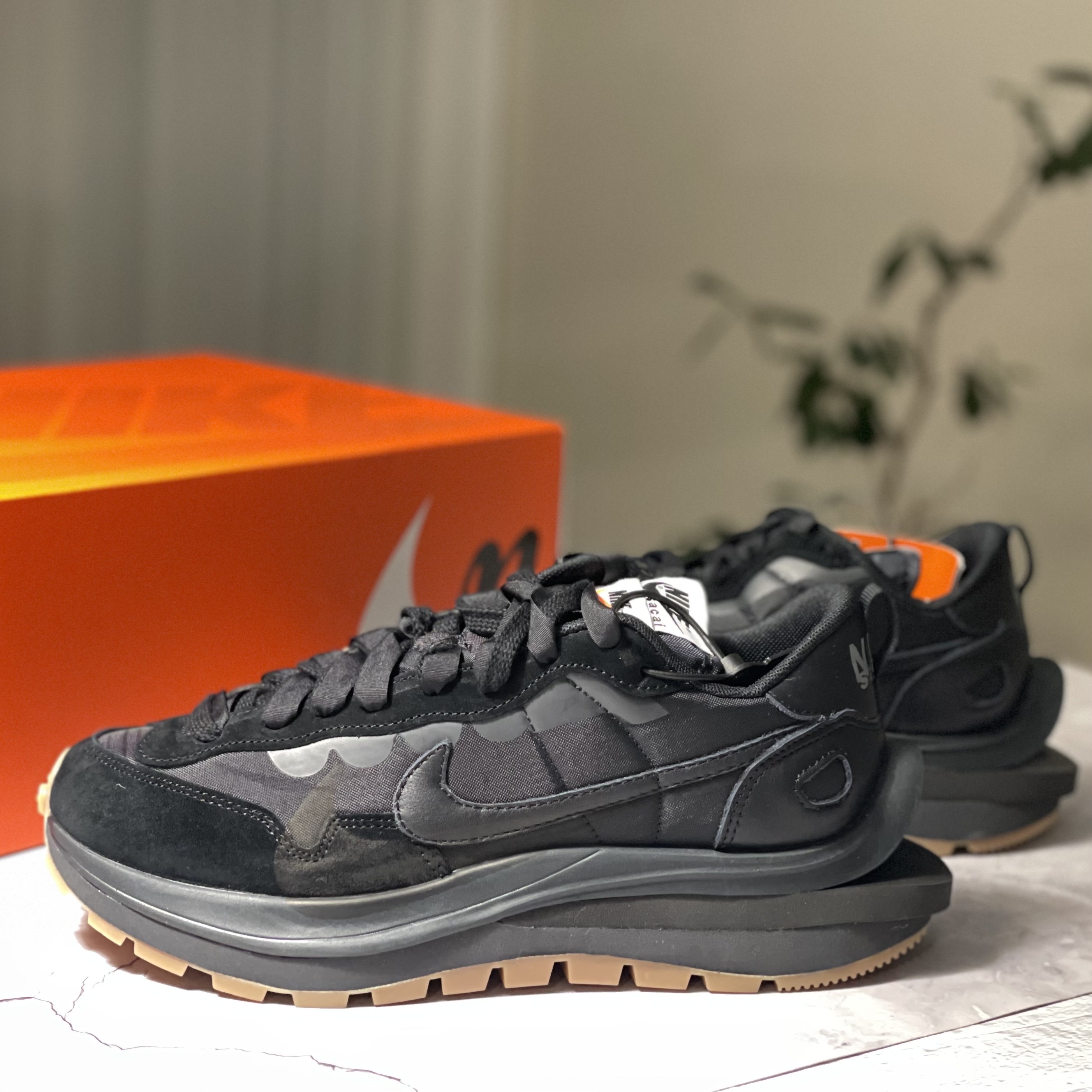 Nike x Sacai VaporWaffle Black and Gum 착용 스타일 - 3