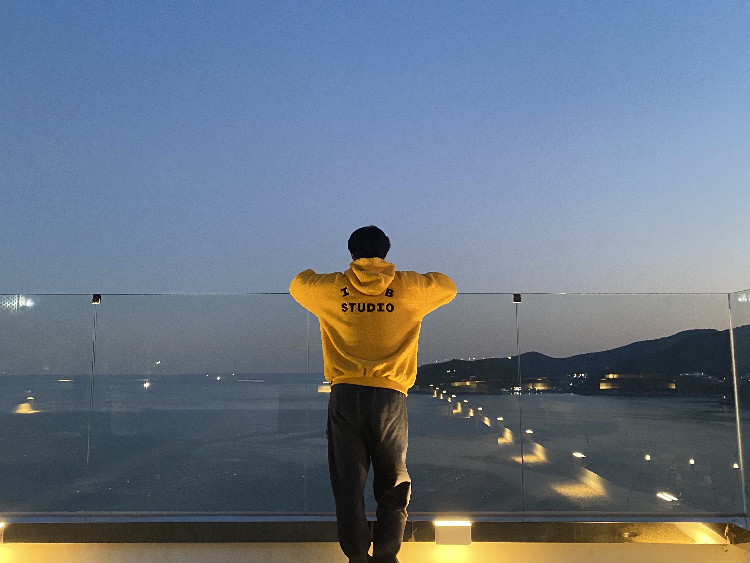 IAB Studio x LMC Boa Fleece Hoodie Yellow 착용 스타일 - 2