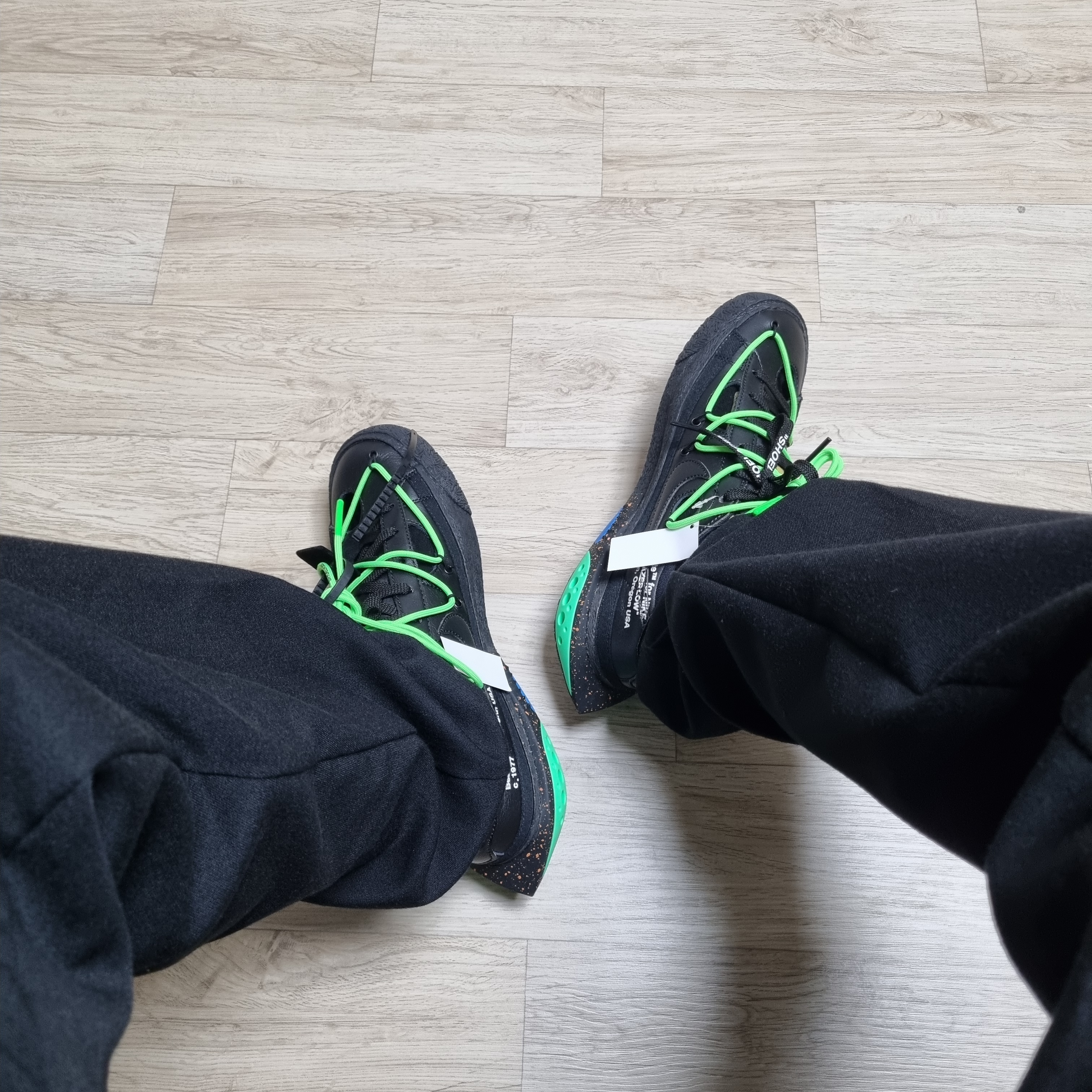 Nike x Off-White Blazer Low '77 Black and Electro Green 착용 스타일 - 1