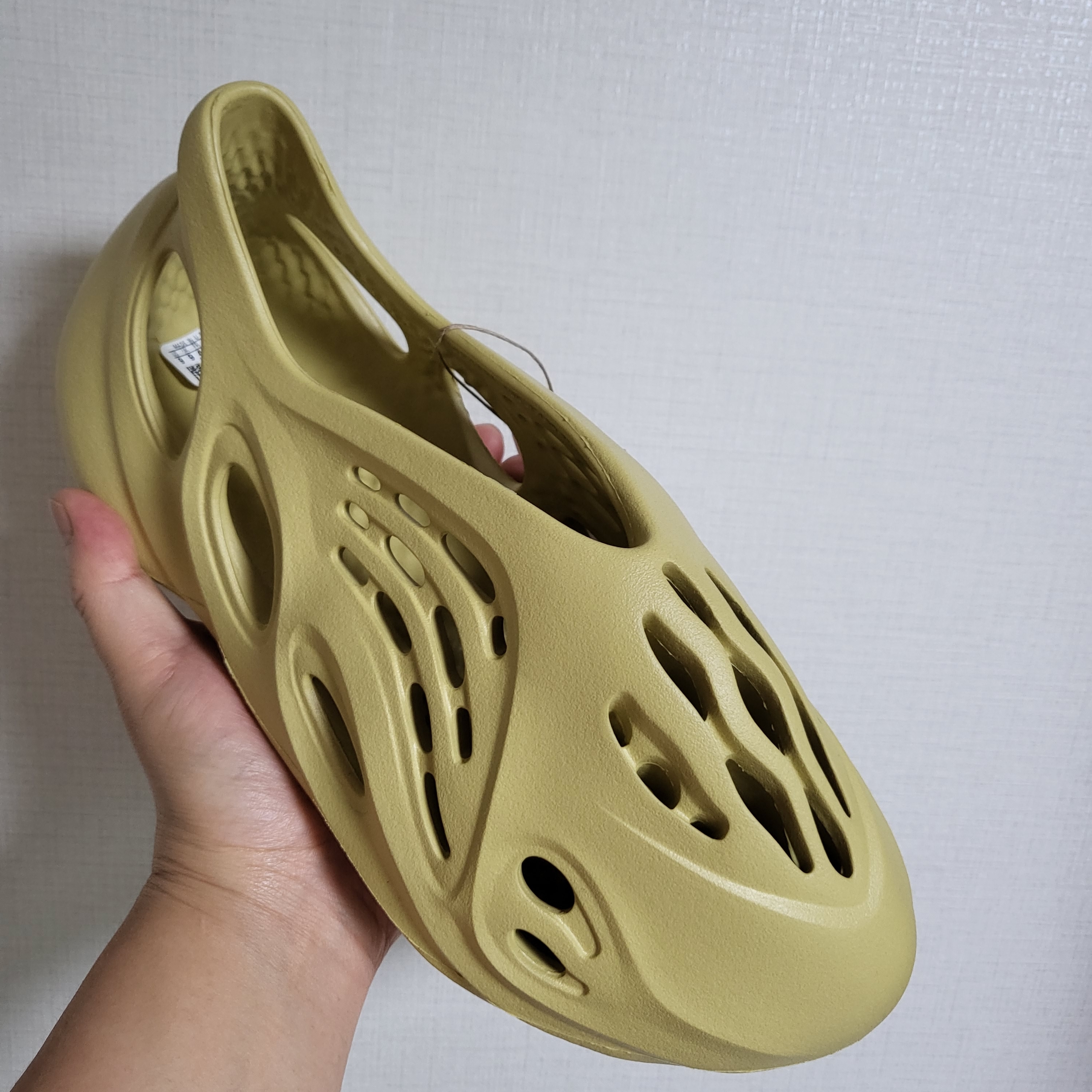 Adidas Yeezy Foam RNNR Sulfur 착용 스타일