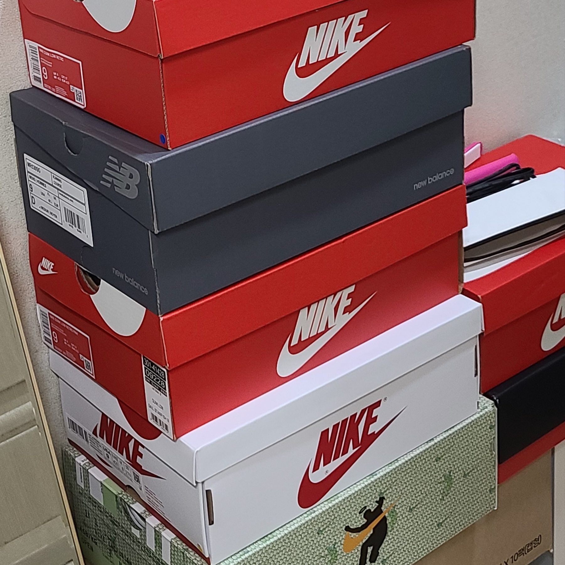 Nike Dunk Low Retro Black, New Balance 530 White 착용 스타일