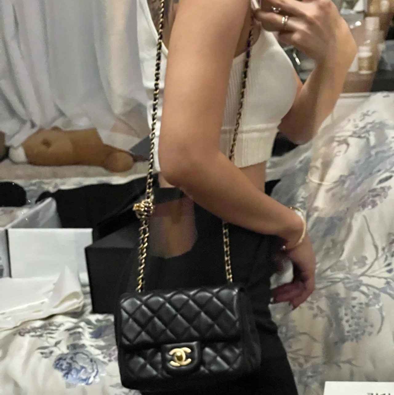 Chanel Mini Flap Bag Lambskin & Gold Black 착용 스타일 - 2