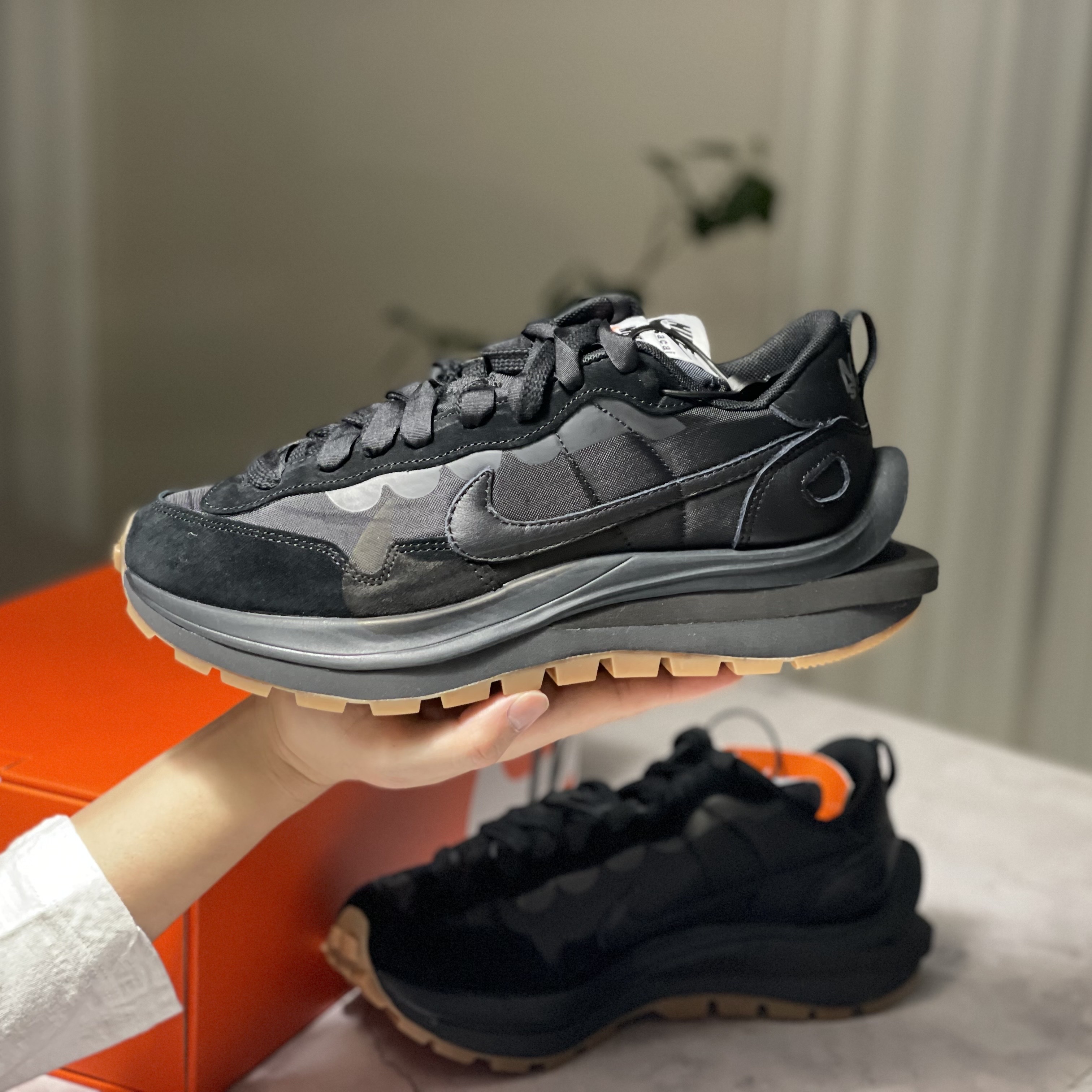 Nike x Sacai VaporWaffle Black and Gum 착용 스타일 - 4