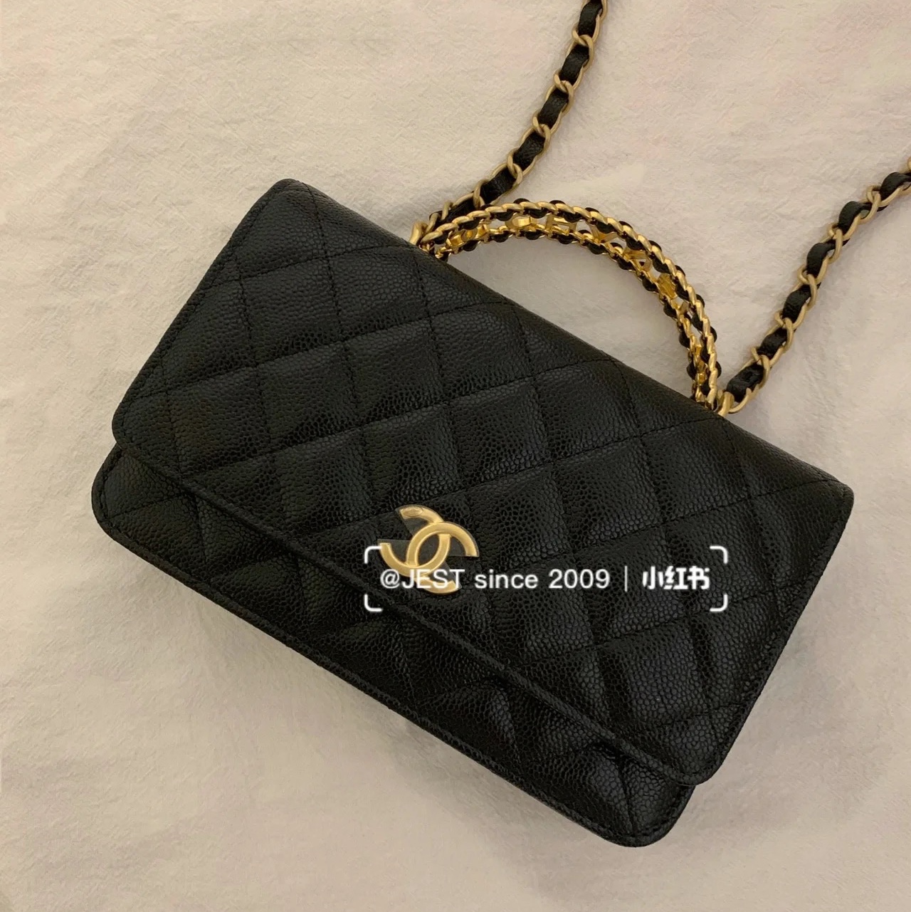 Chanel Wallet On Chain Grained Shiny Calfskin & Gold Black 착용 스타일 - 1