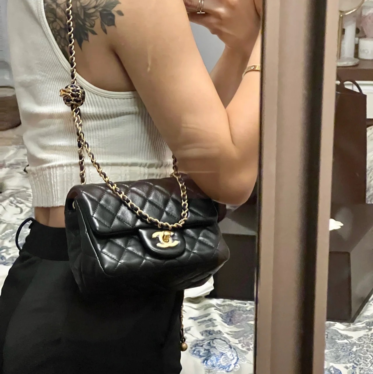 Chanel Mini Flap Bag Lambskin & Gold Black 착용 스타일 - 1