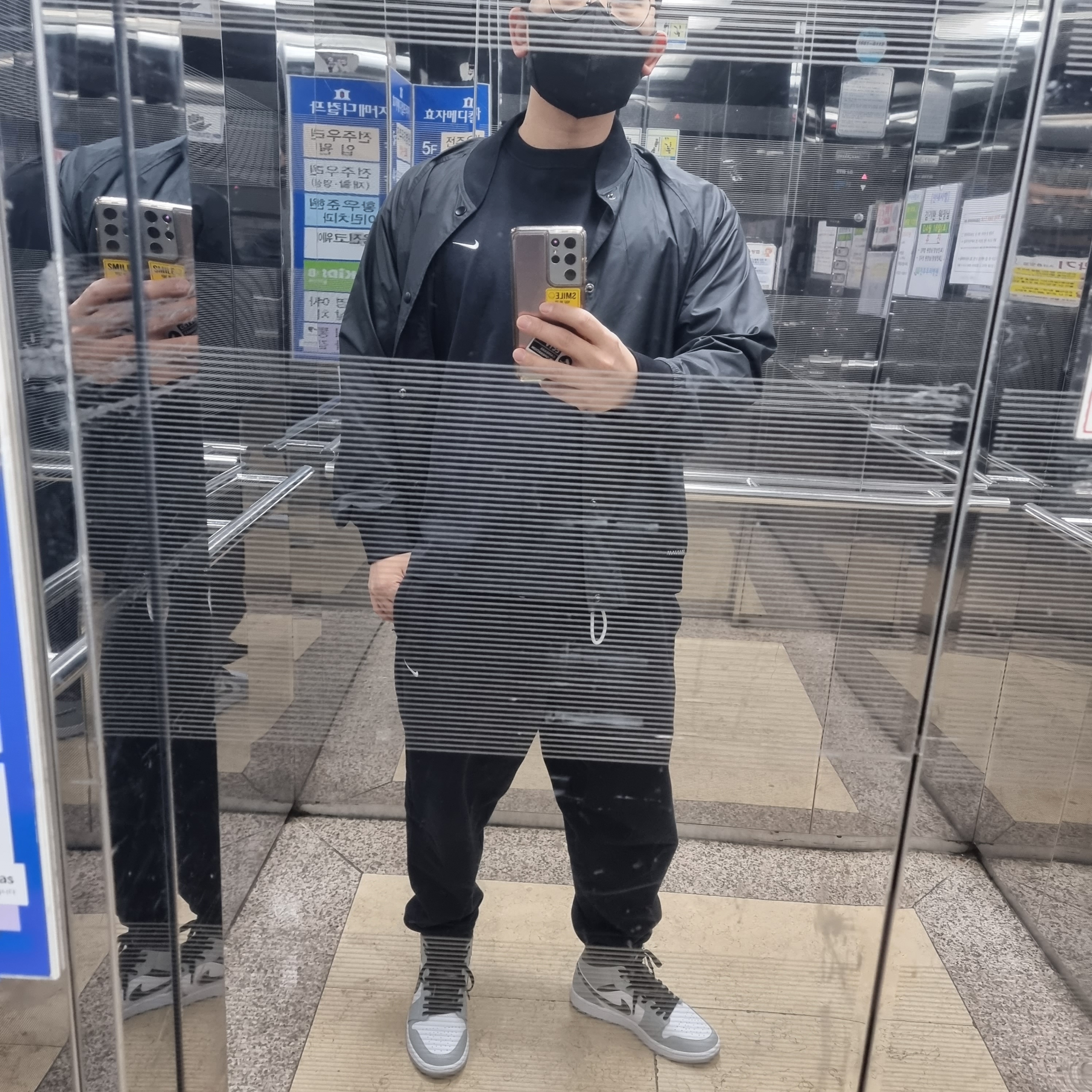 Jordan 1 Mid Light Smoke Grey Anthracite, Nike NRG Solo Swoosh T-Shirt Black - US/EU 착용 스타일