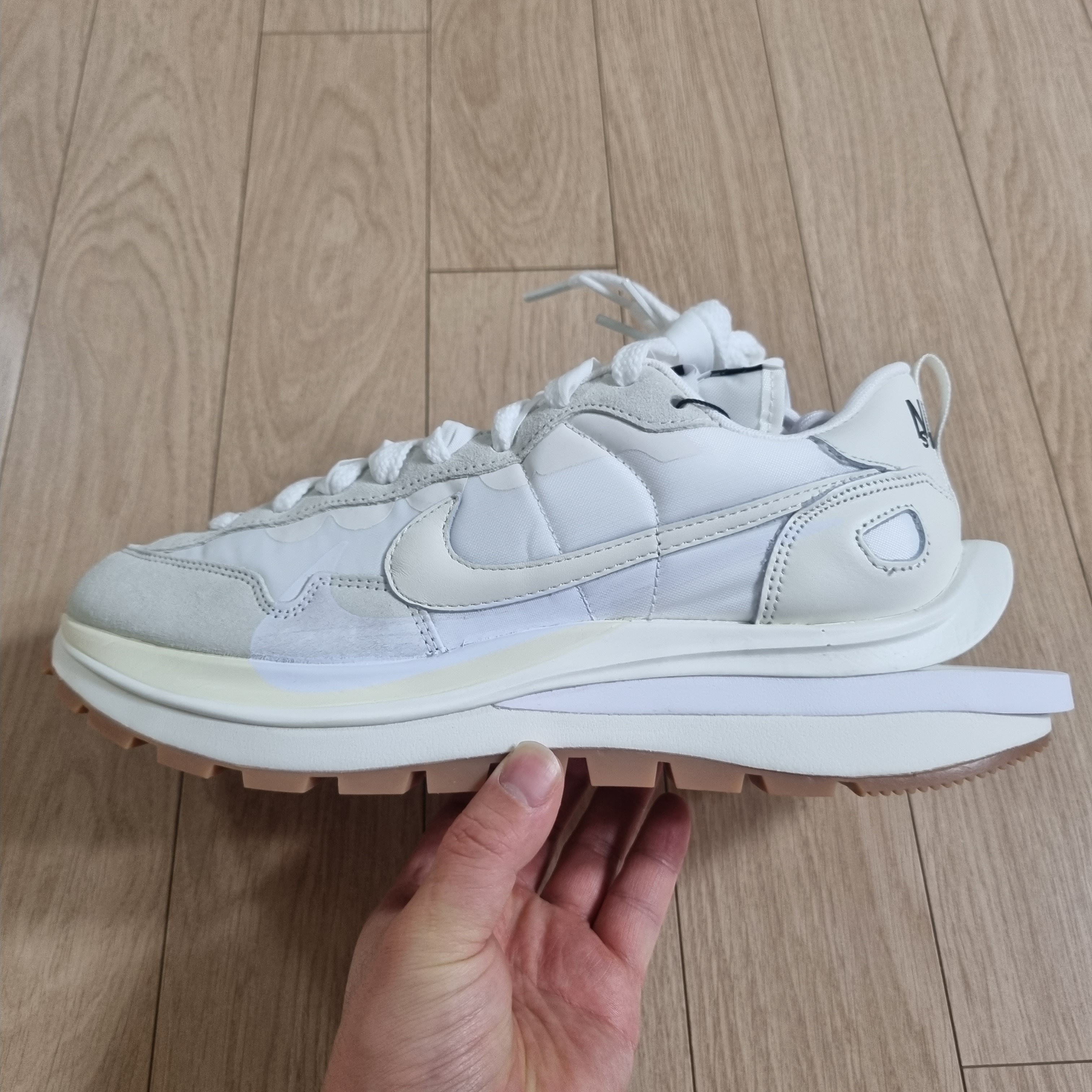 Nike x Sacai VaporWaffle White and Gum 착용 스타일 - 2