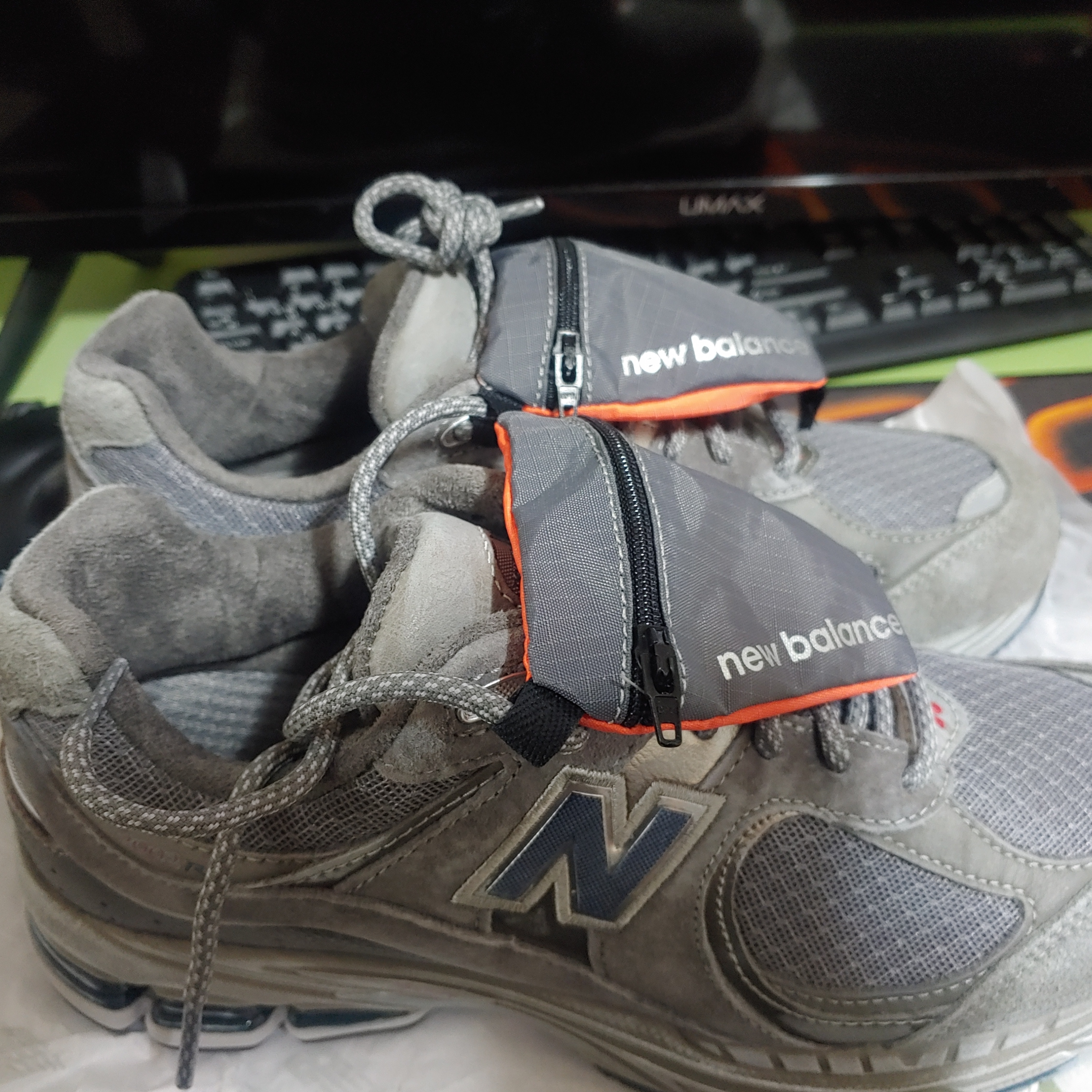 New Balance 2002R Premium Vintage Grey 착용 스타일 - 2