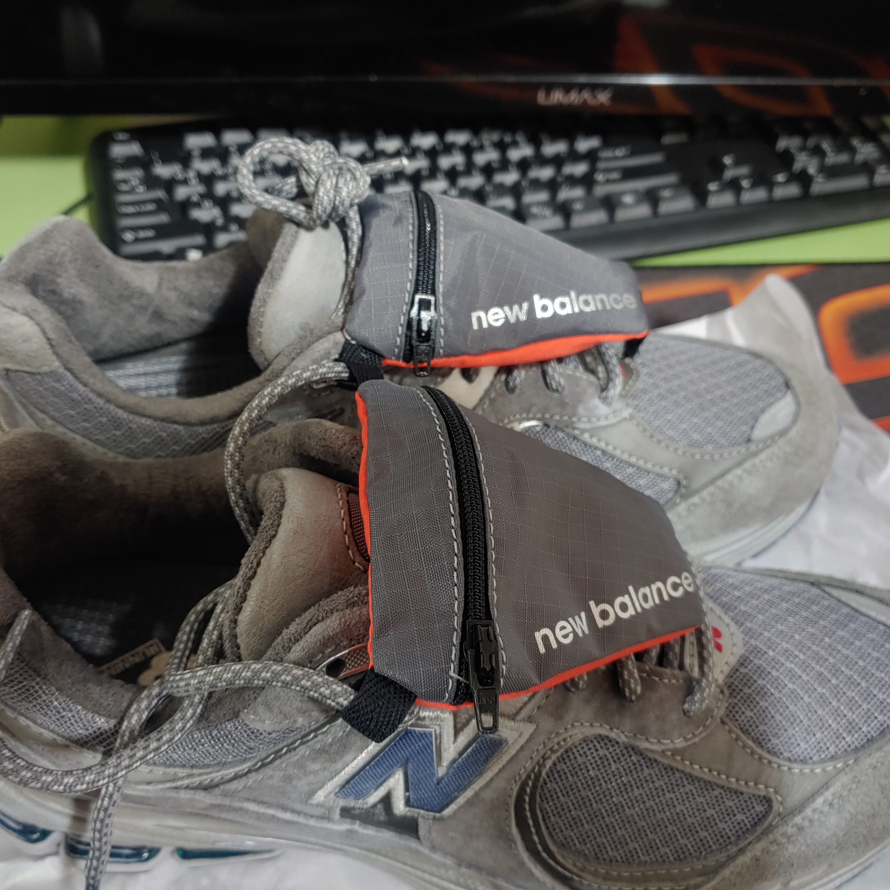 New Balance 2002R Premium Vintage Grey 착용 스타일 - 1