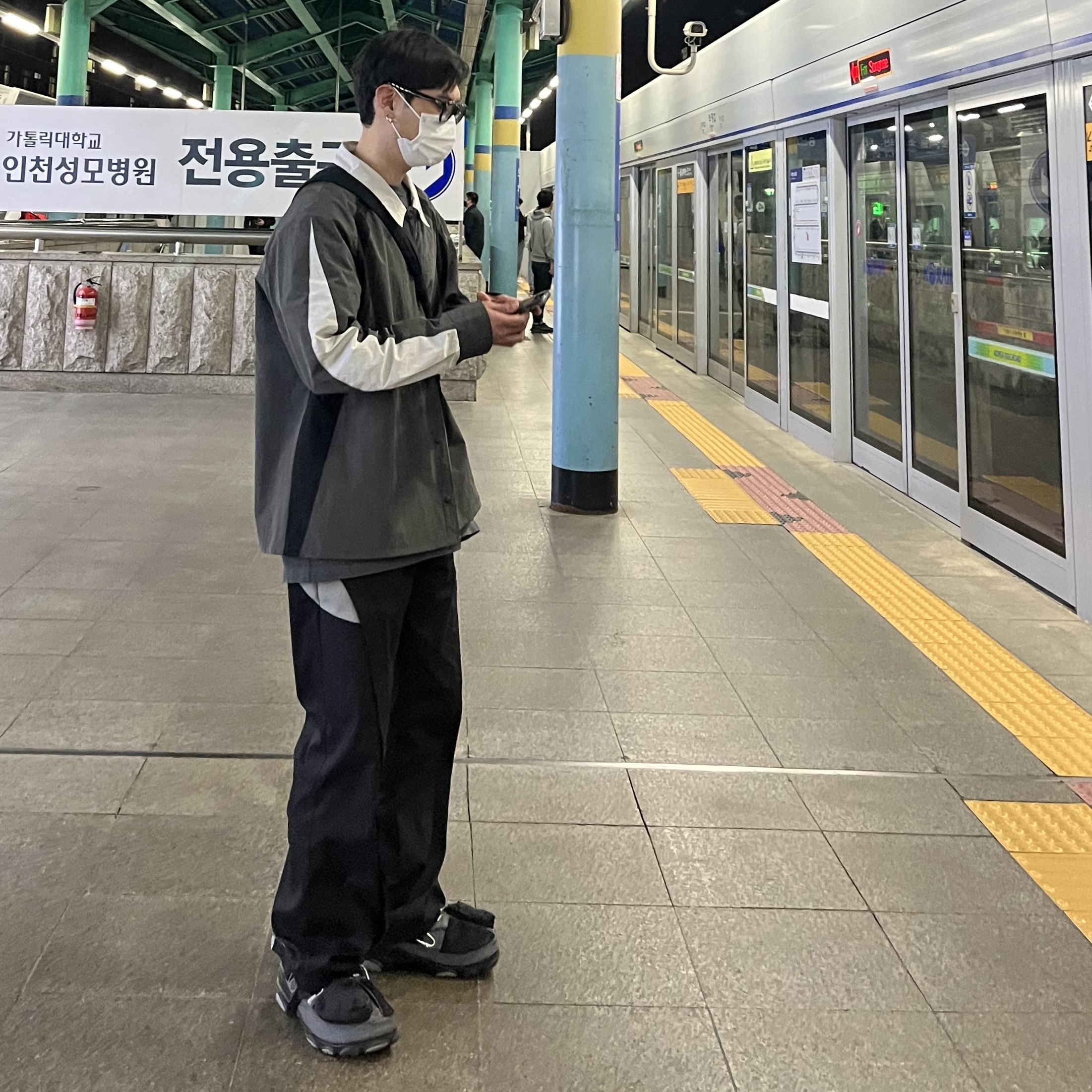 Crocs x Beams Classic All Terrain Mountain Parka Clog Grey 착용 스타일