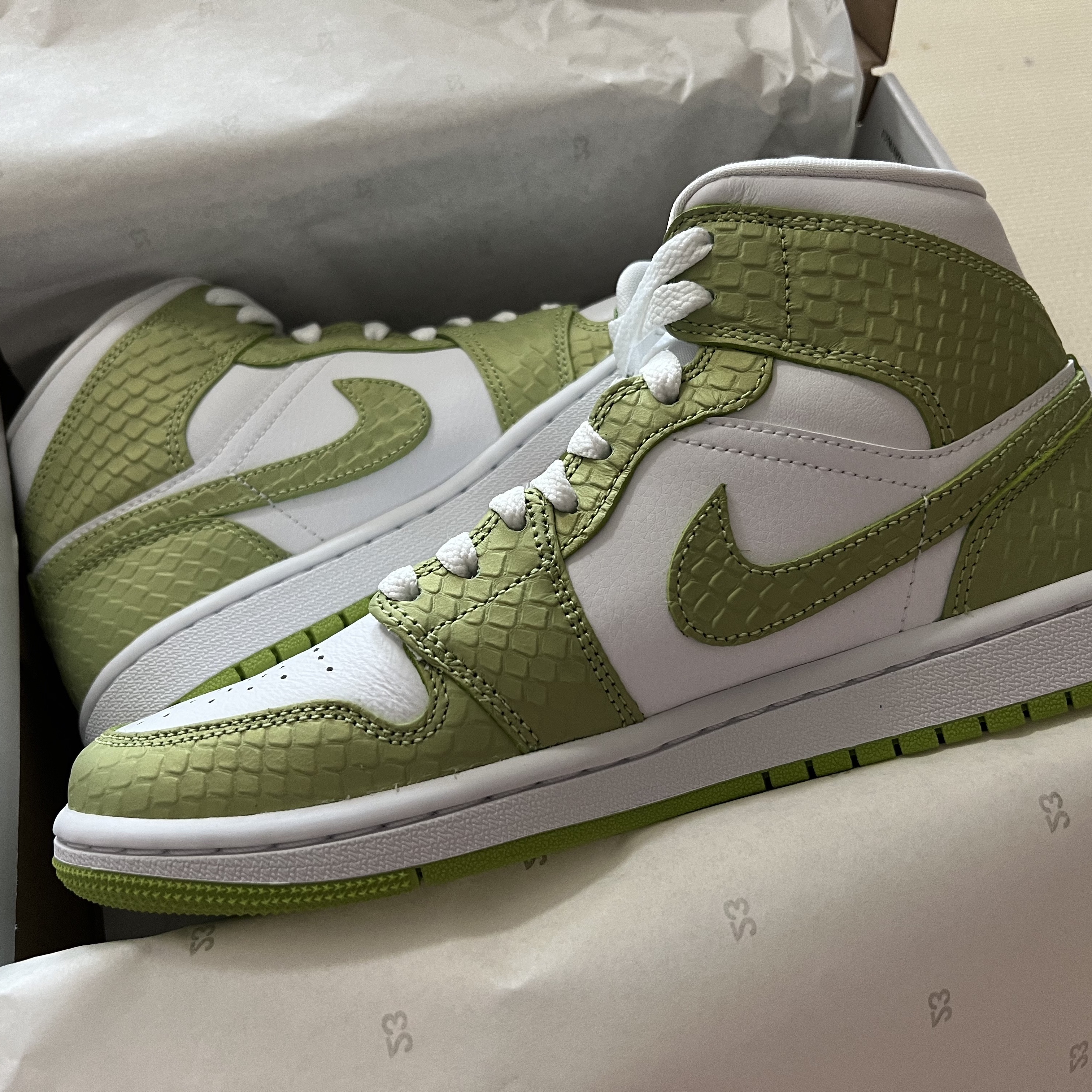 (W) Jordan 1 Mid SE Vivid Green 착용 스타일
