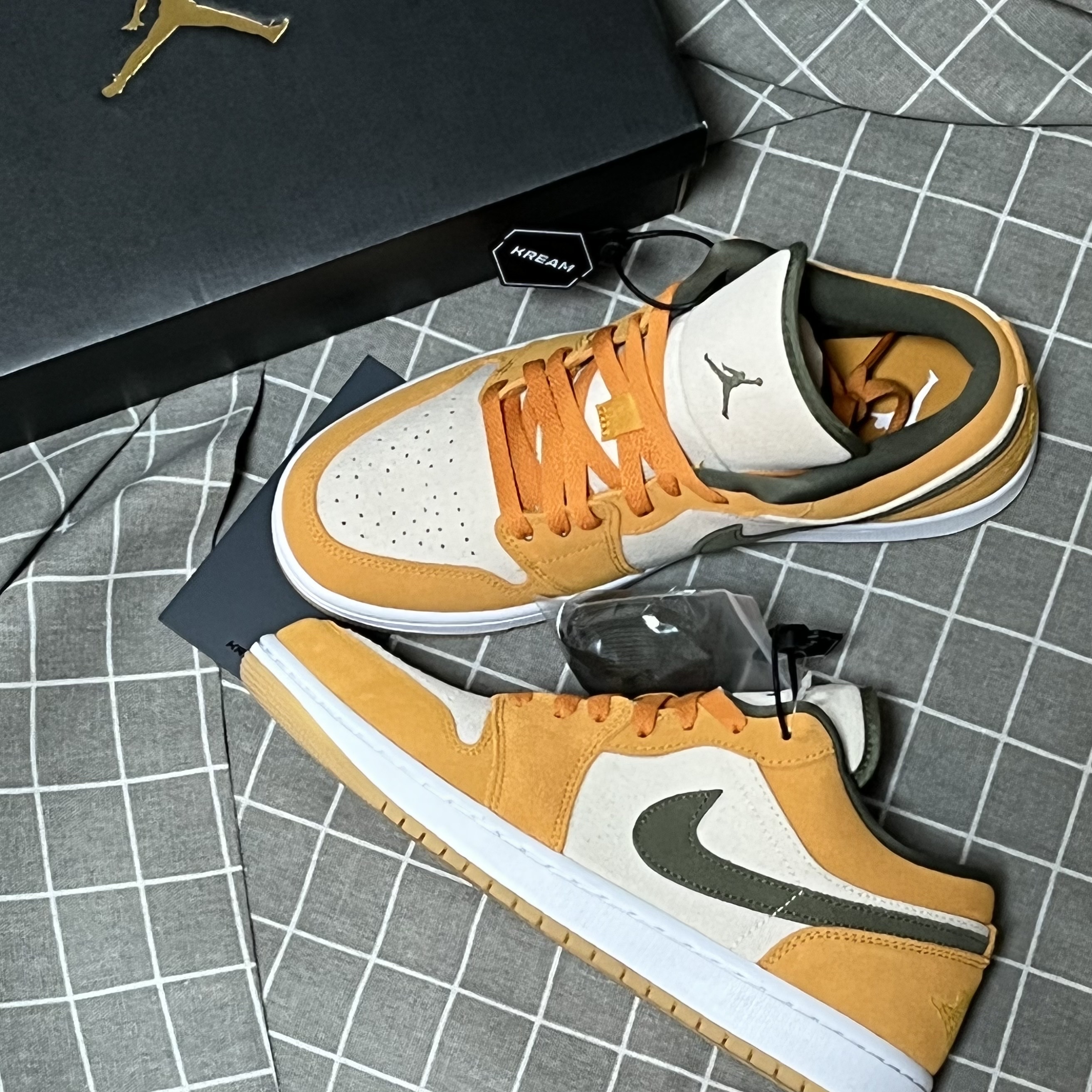 Jordan 1 Low SE Light Curry, A.P.C. Daniela Shopping Bag Indigo 착용 스타일 - 2