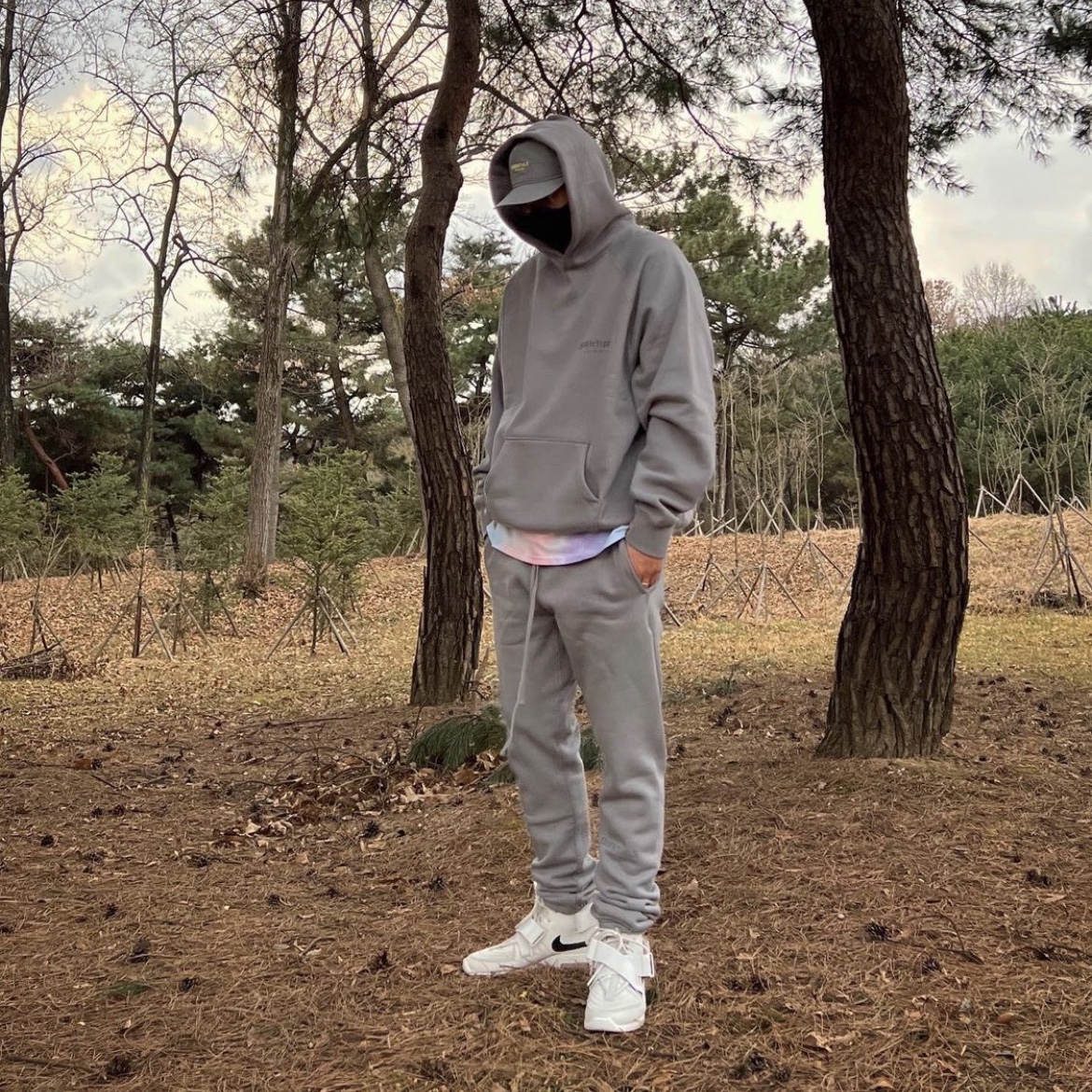 Essentials Pullover Hoodie Pebble - Nordstrom Exclusive, Essentials Sweatpants Pebble - Nordstrom Exclusive 착용 스타일