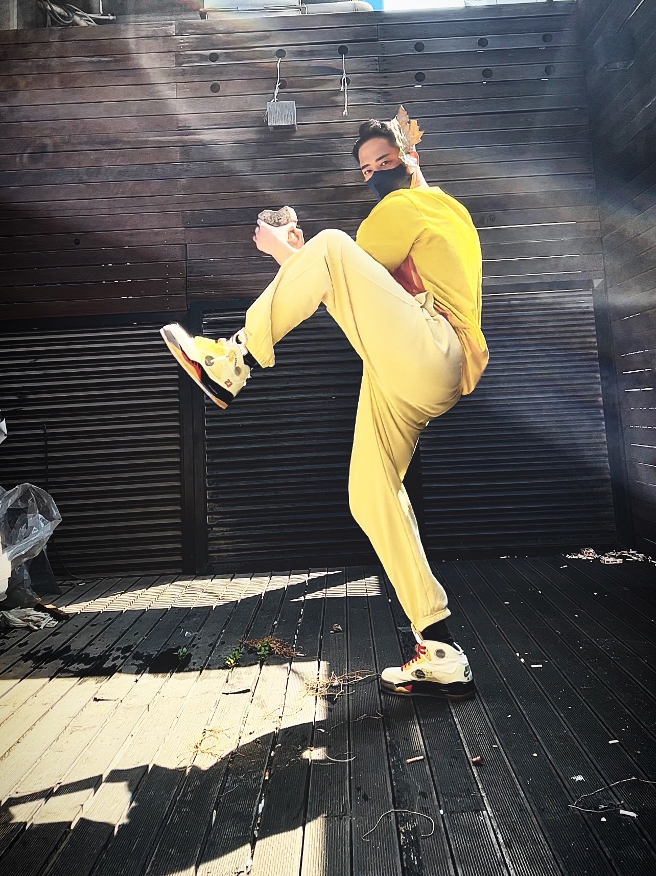 Supreme Bleed Logo S/S Top White - 20FW, Supreme x Nike Cargo Sweatpants Pale Yellow - 21SS 착용 스타일 - 2