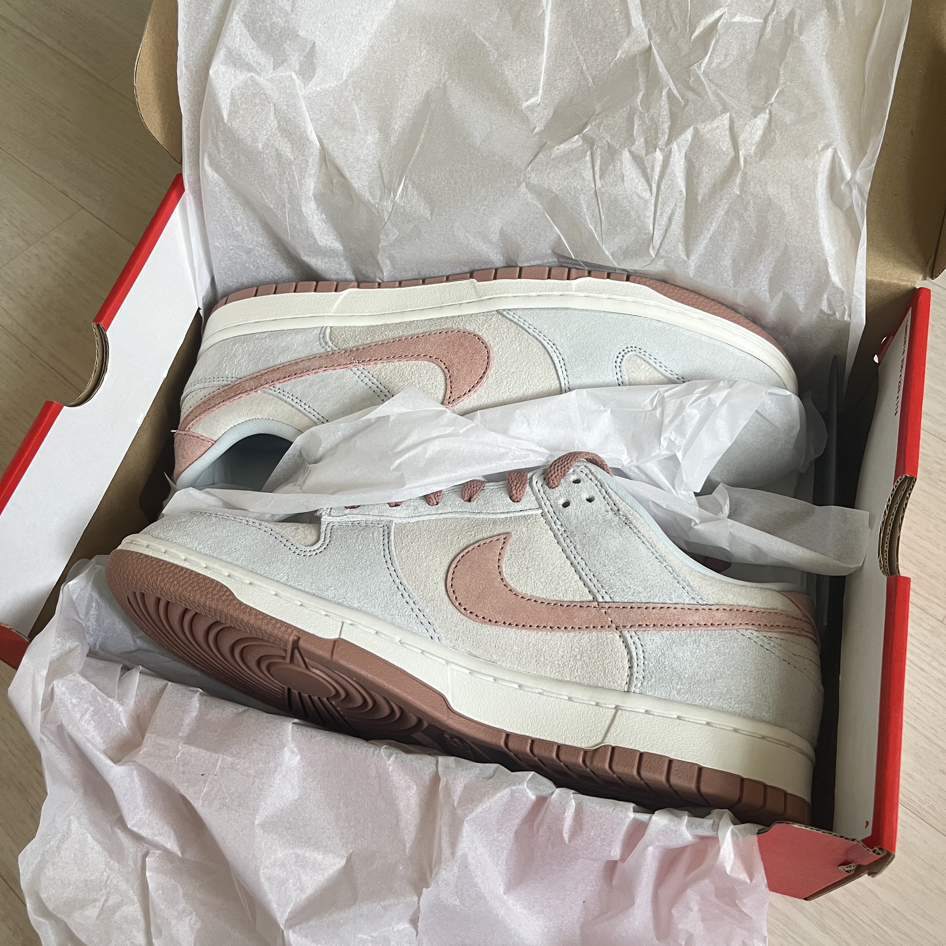 Nike Dunk Low Retro PRM Fossil Rose 착용 스타일 - 2