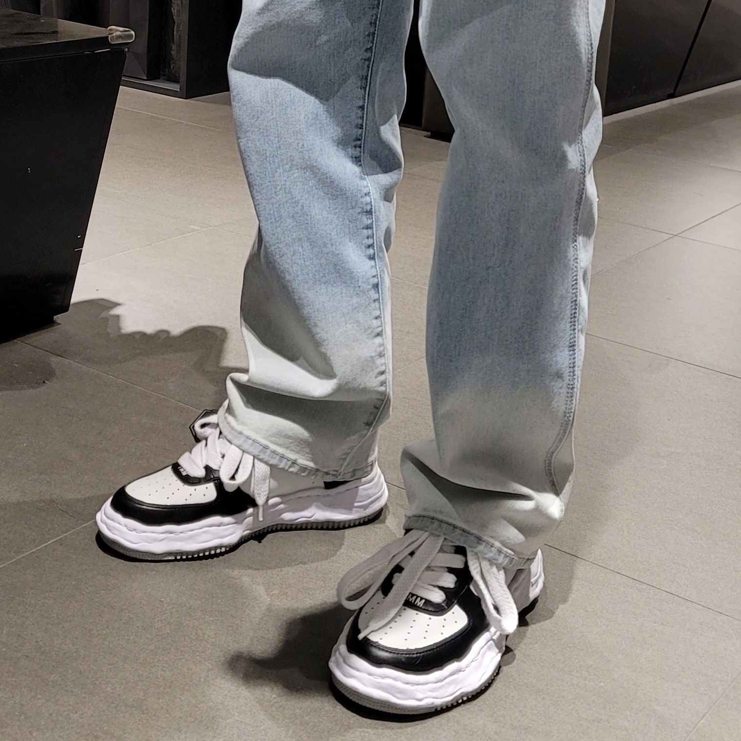 Maison Mihara Yasuhiro Wayne OG Sole Leather Low-top Sneakers Black White 착용 스타일
