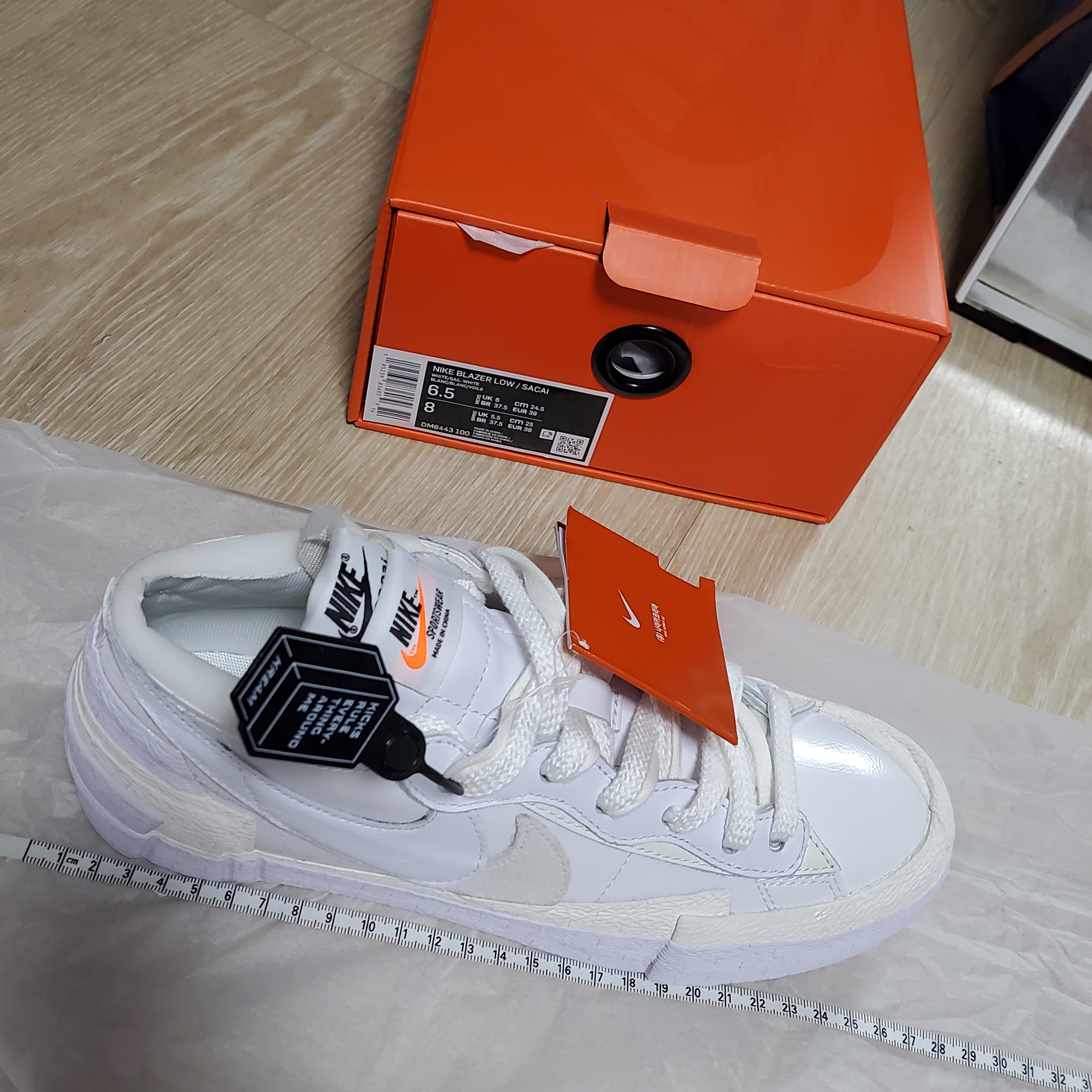 Nike x Sacai Blazer Low White Patent Leather 착용 스타일 - 2