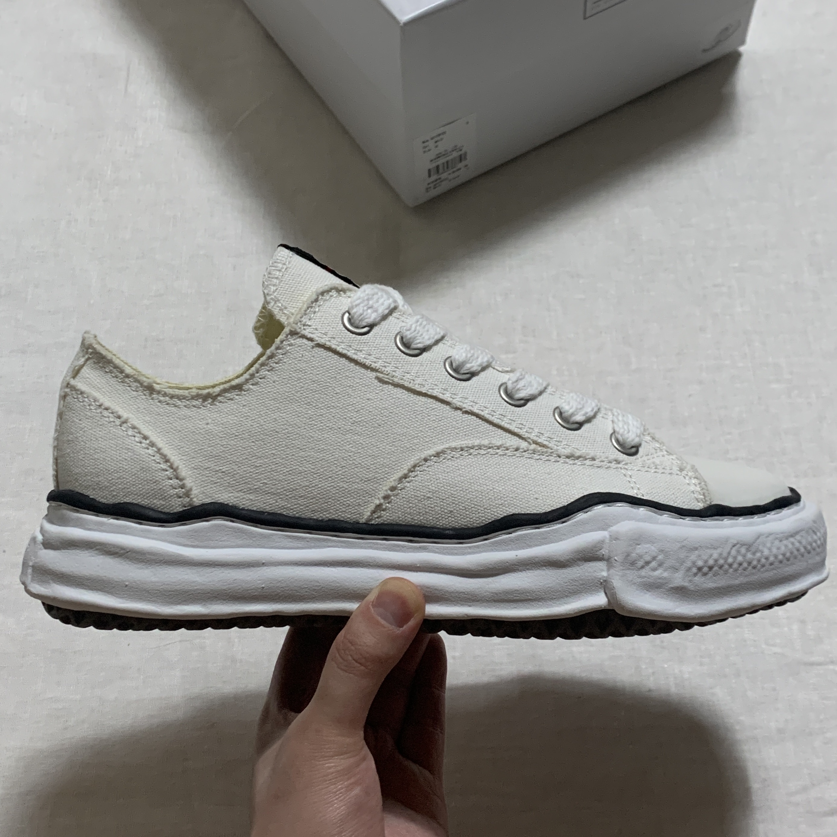 Maison Mihara Yasuhiro Peterson OG Sole Canvas Low Sneakers White 착용 스타일 - 3