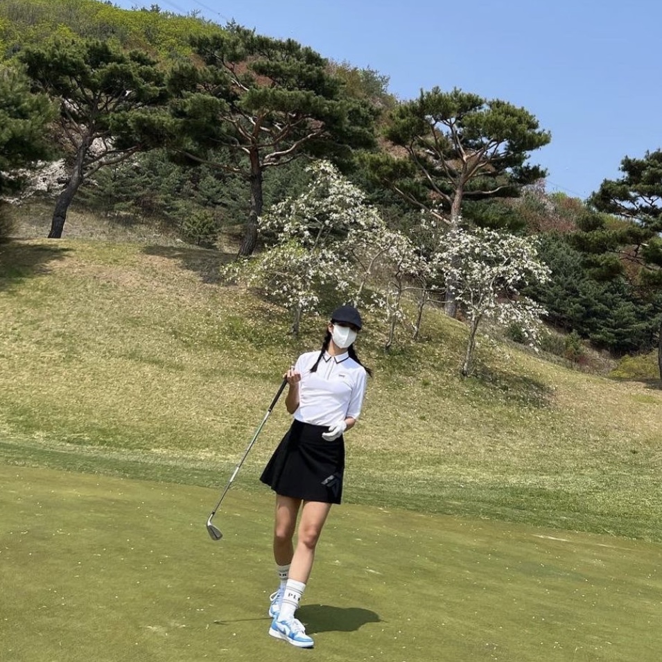 Jordan 1 Low Golf White and University Blue 착용 스타일 - 4