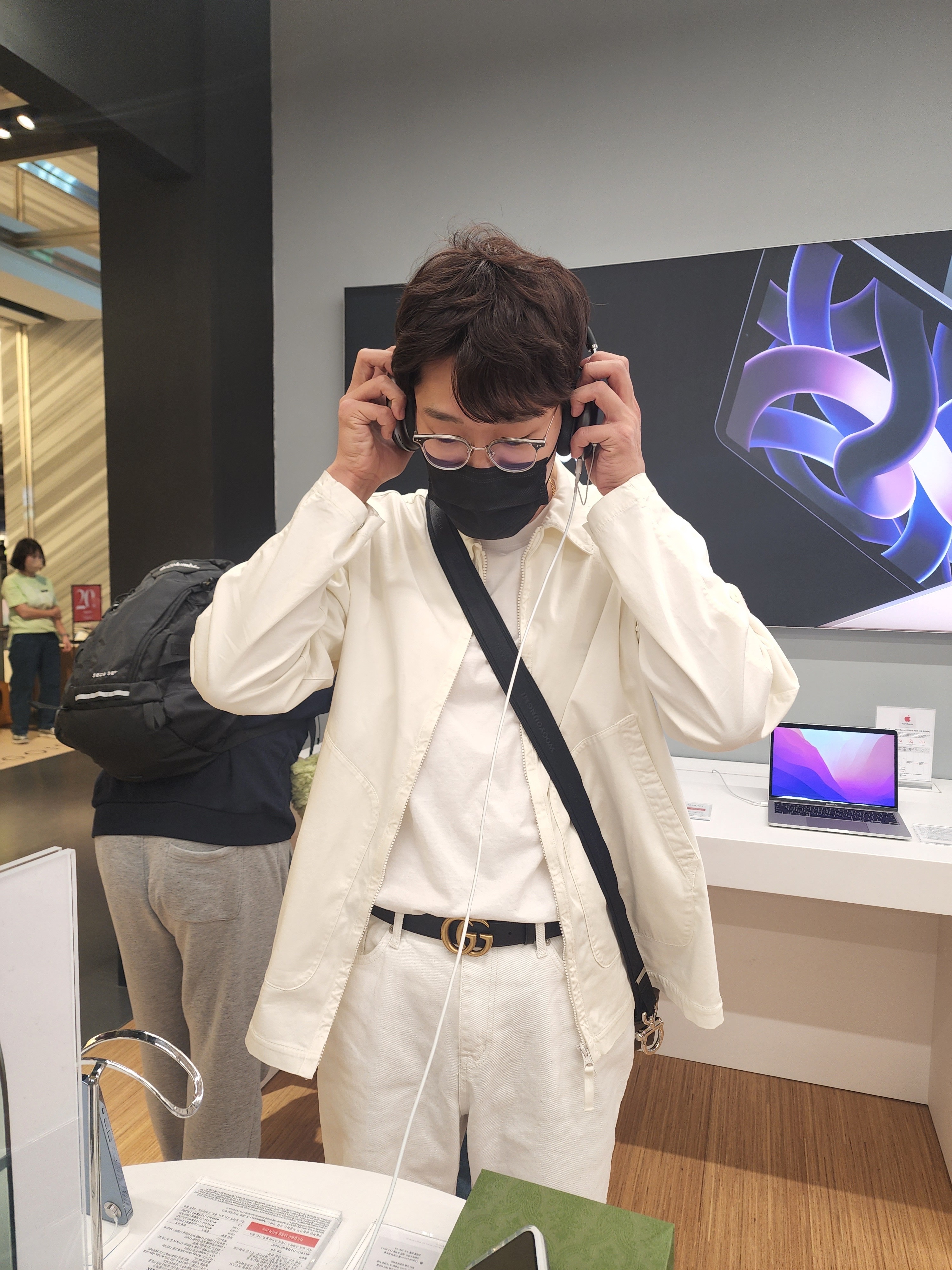 Stone Island 112F2 Ghost Piece Stretch Cotton Lyocell Satin Overshirt Off White - 22SS, Apple AirPods Max Lightning Silver (Korean Ver.) 착용 스타일