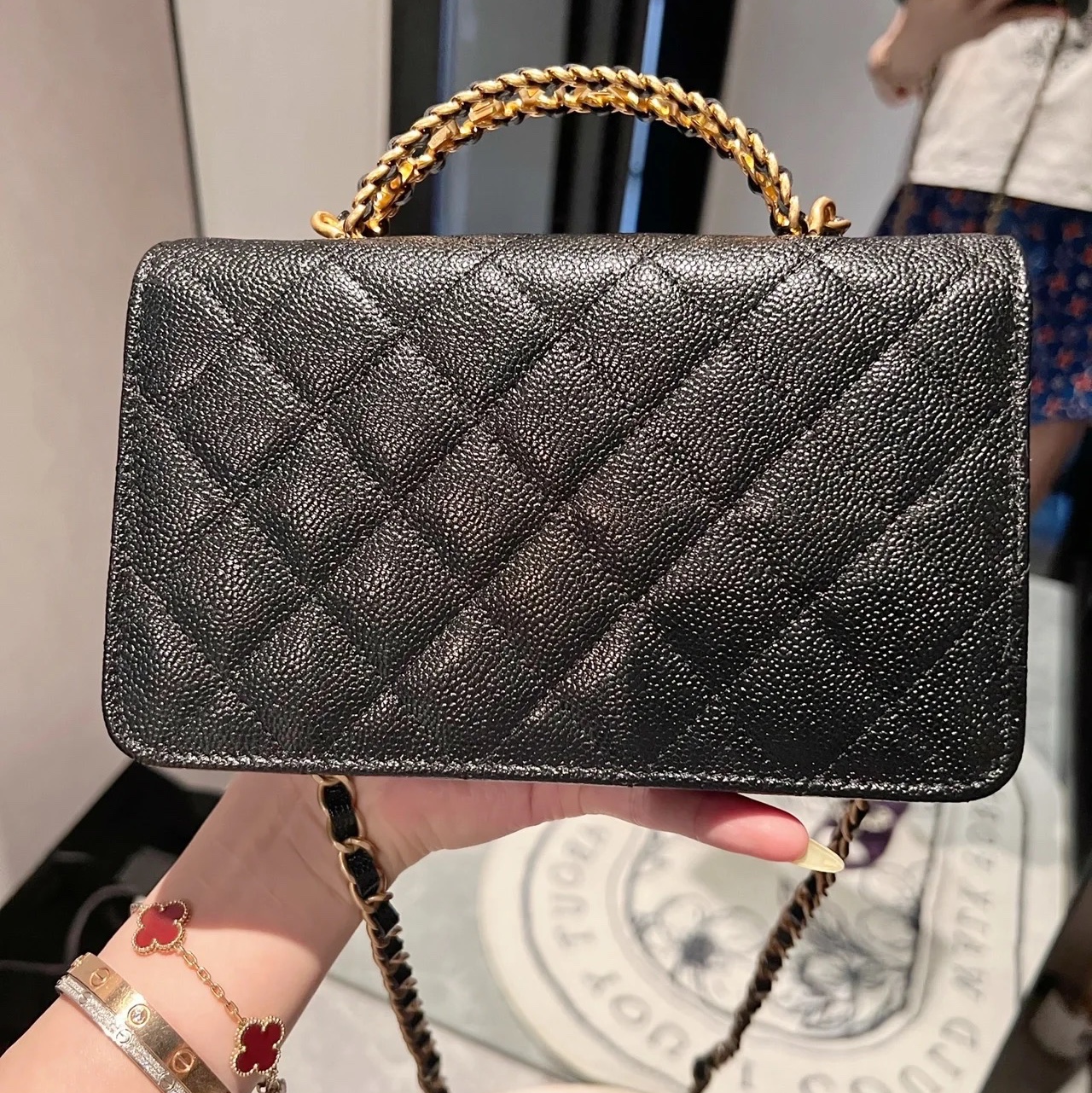 Chanel Wallet On Chain Grained Shiny Calfskin & Gold Black 착용 스타일 - 4