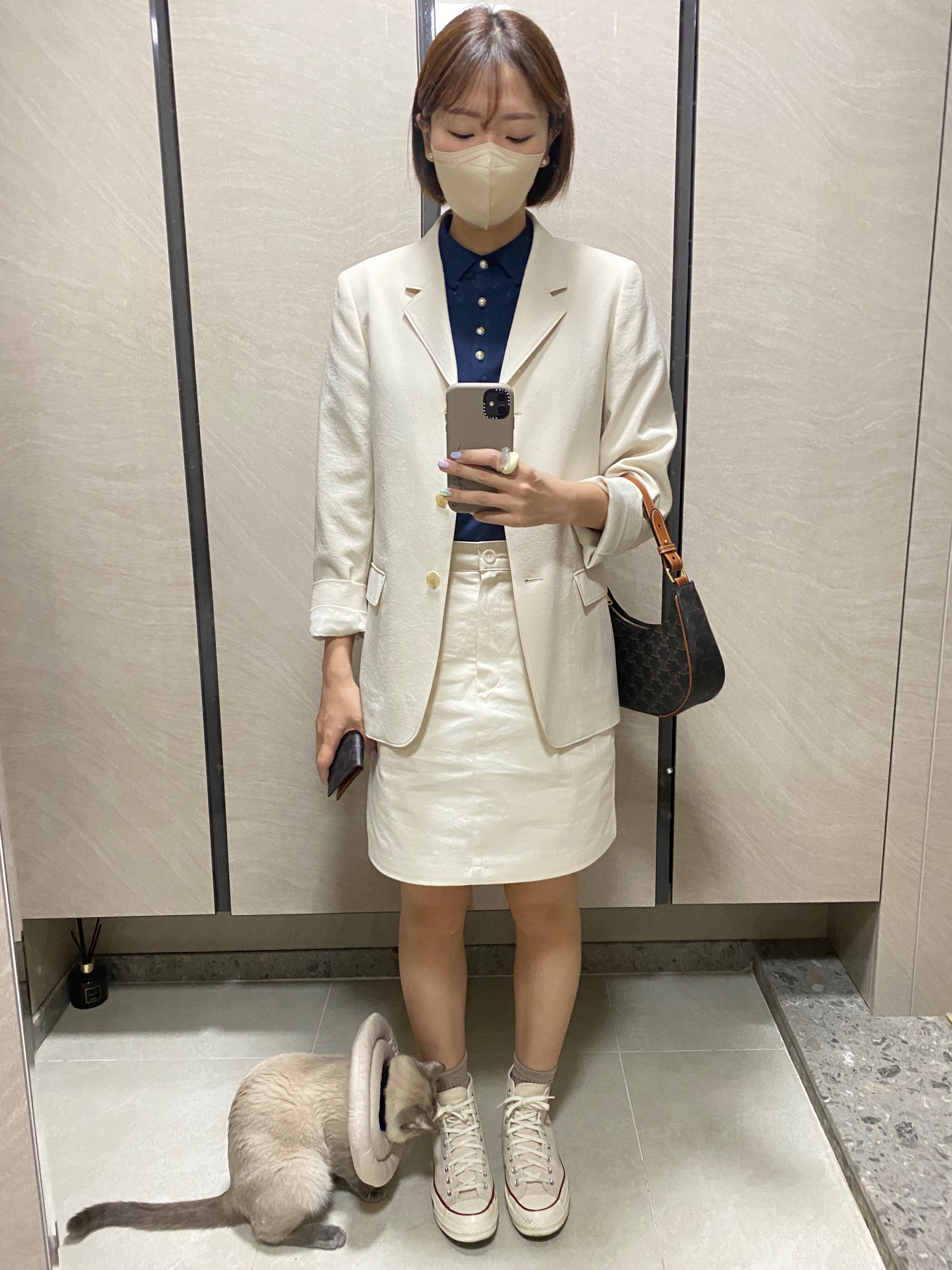 Celine Ava Bag in Triomphe Canvas and Calfskin Tan 착용 스타일 - 1