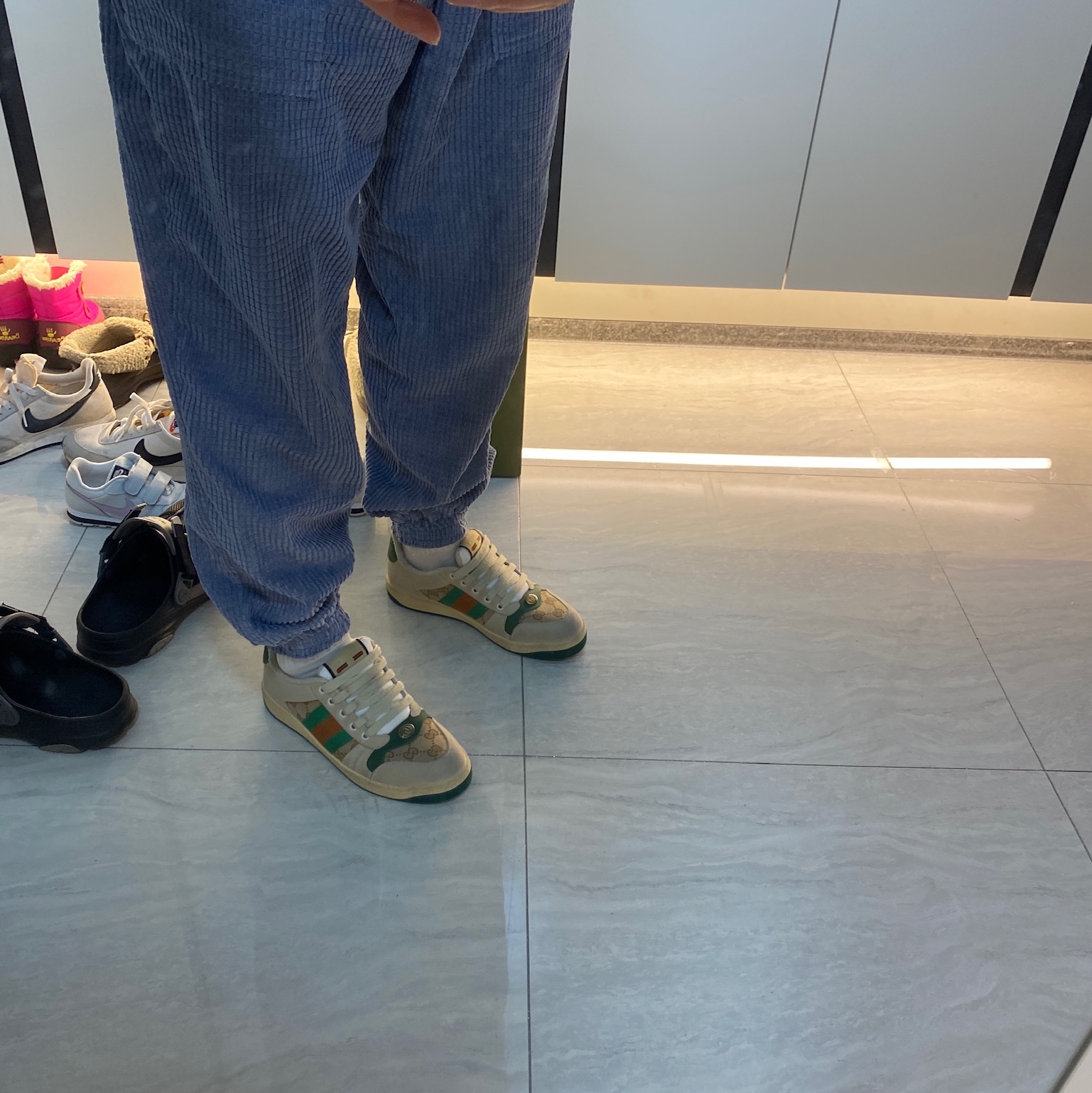 Gucci Screener GG Canvas Distressed Sneakers 착용 스타일