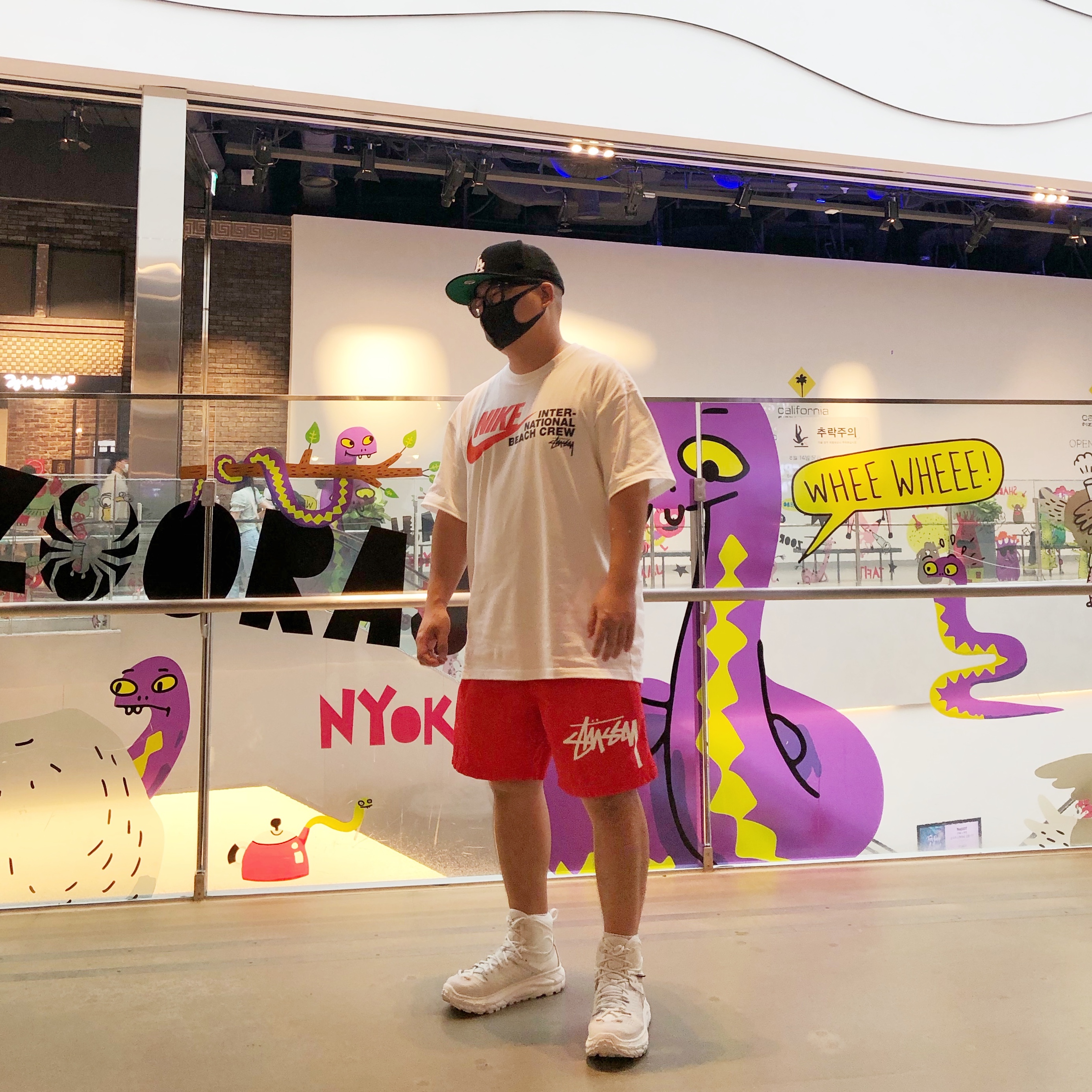 Nike x Stussy Water Shorts Habanero Red, Nike x Stussy International Beach Crew T-Shirt White - US/EU 착용 스타일