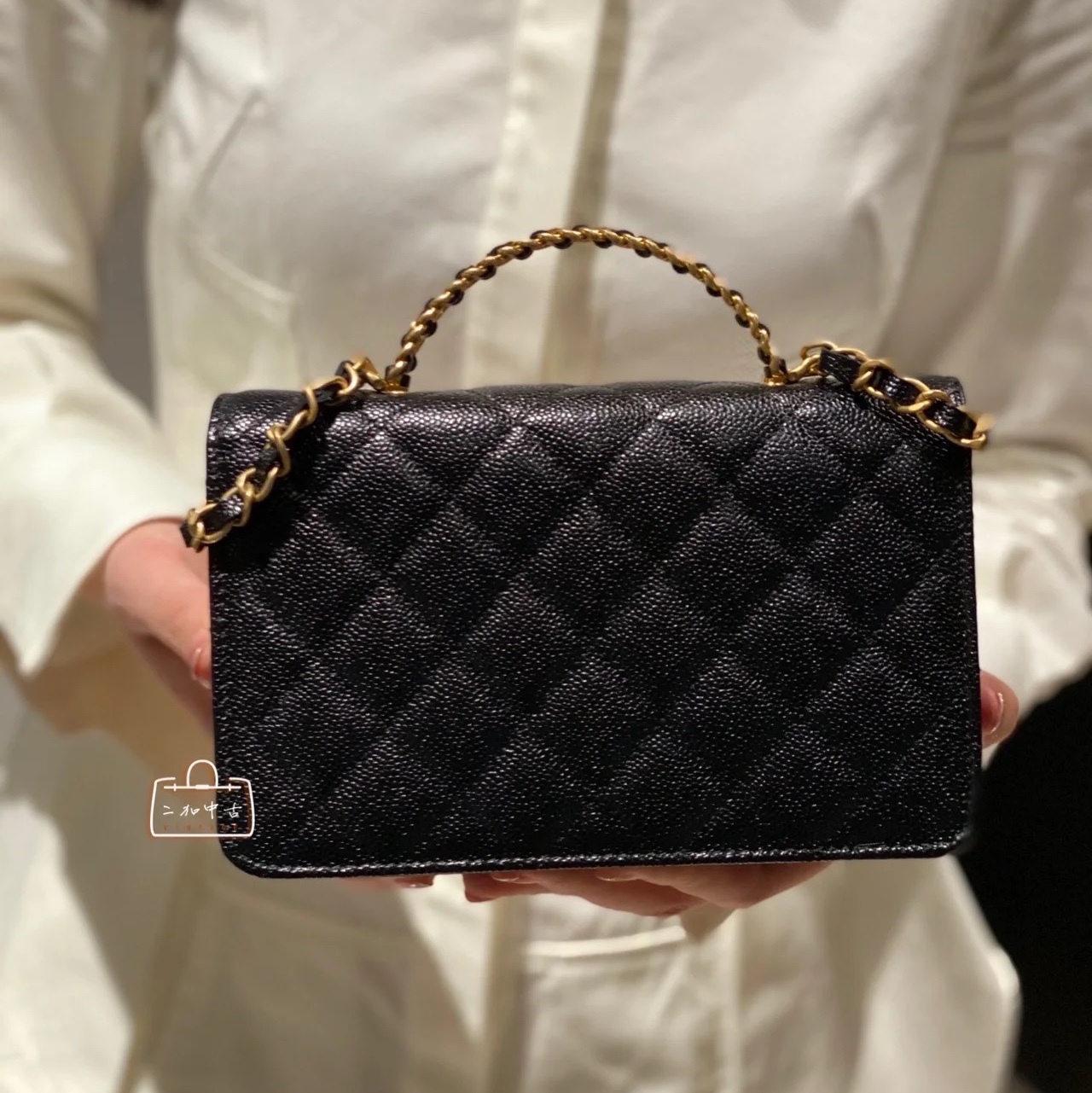 Chanel Wallet On Chain Grained Shiny Calfskin & Gold Black 착용 스타일 - 4