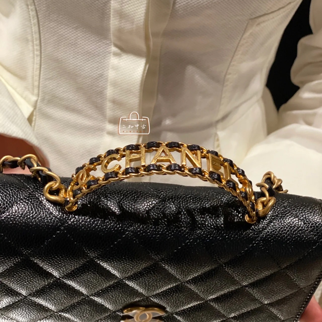 Chanel Wallet On Chain Grained Shiny Calfskin & Gold Black 착용 스타일 - 5